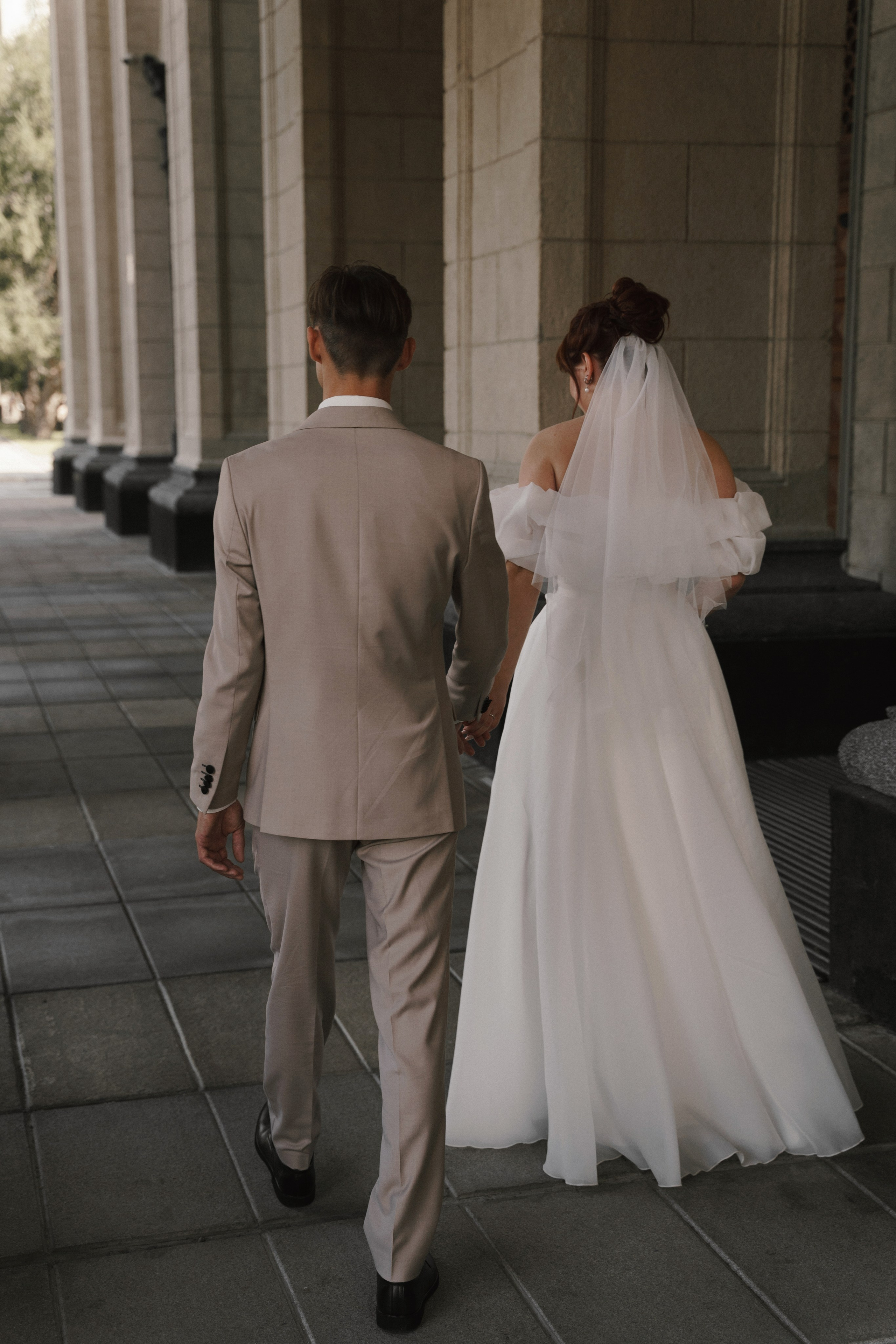 Фотосессия пары возле оперного театра в Новосибирске летом