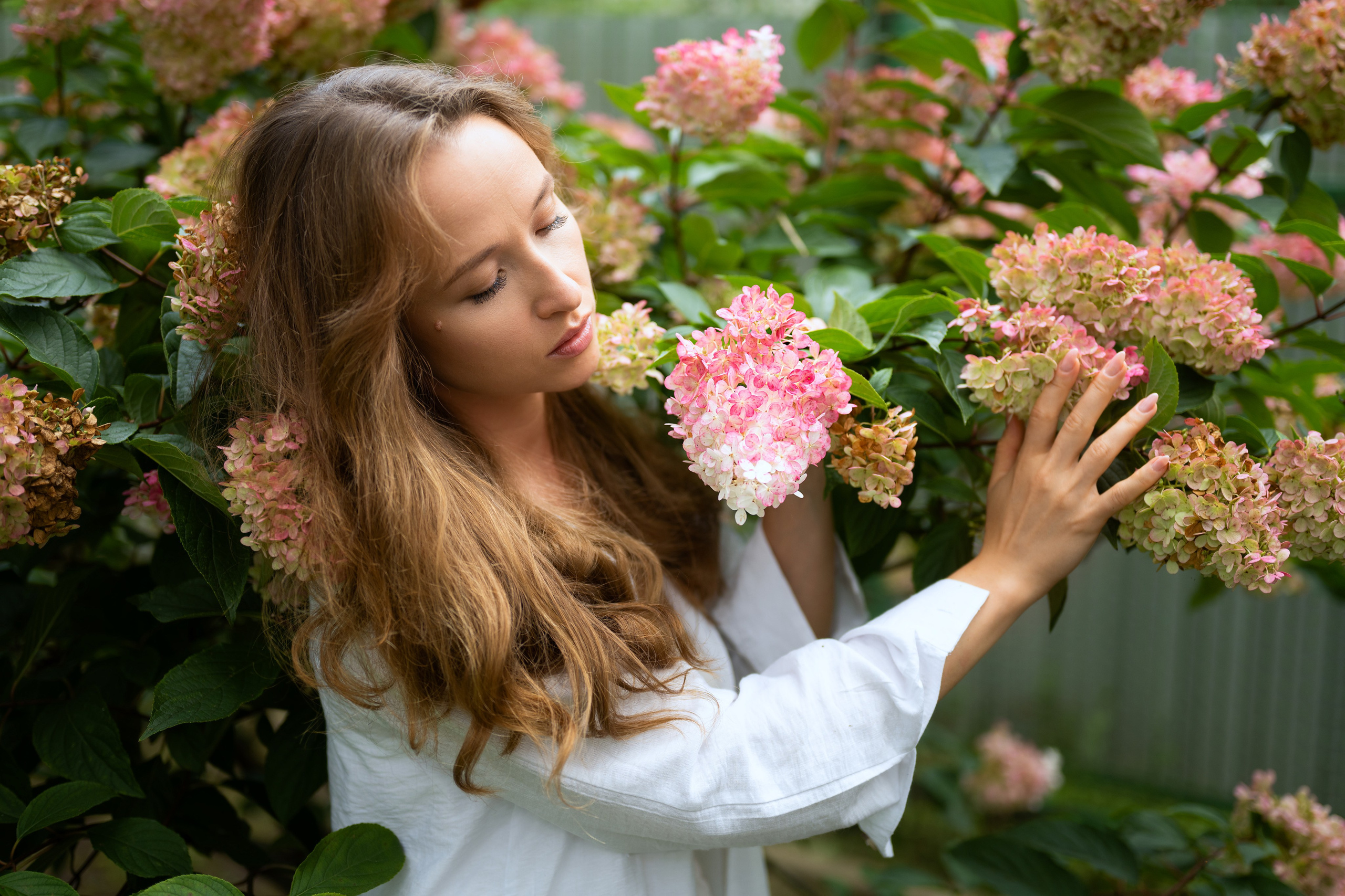 Фотосъёмка девушки на мосту в саду