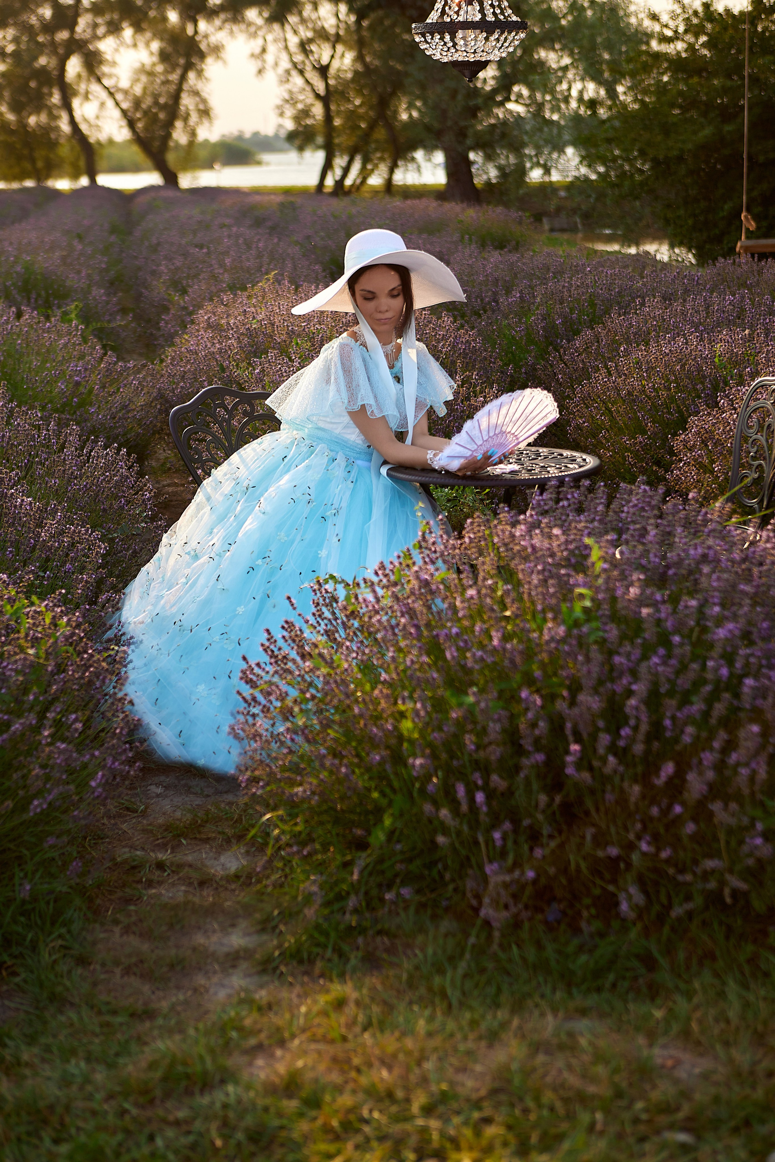 Девушка в платье бирюзового цвета в стиле XIX века в окружении лаванды