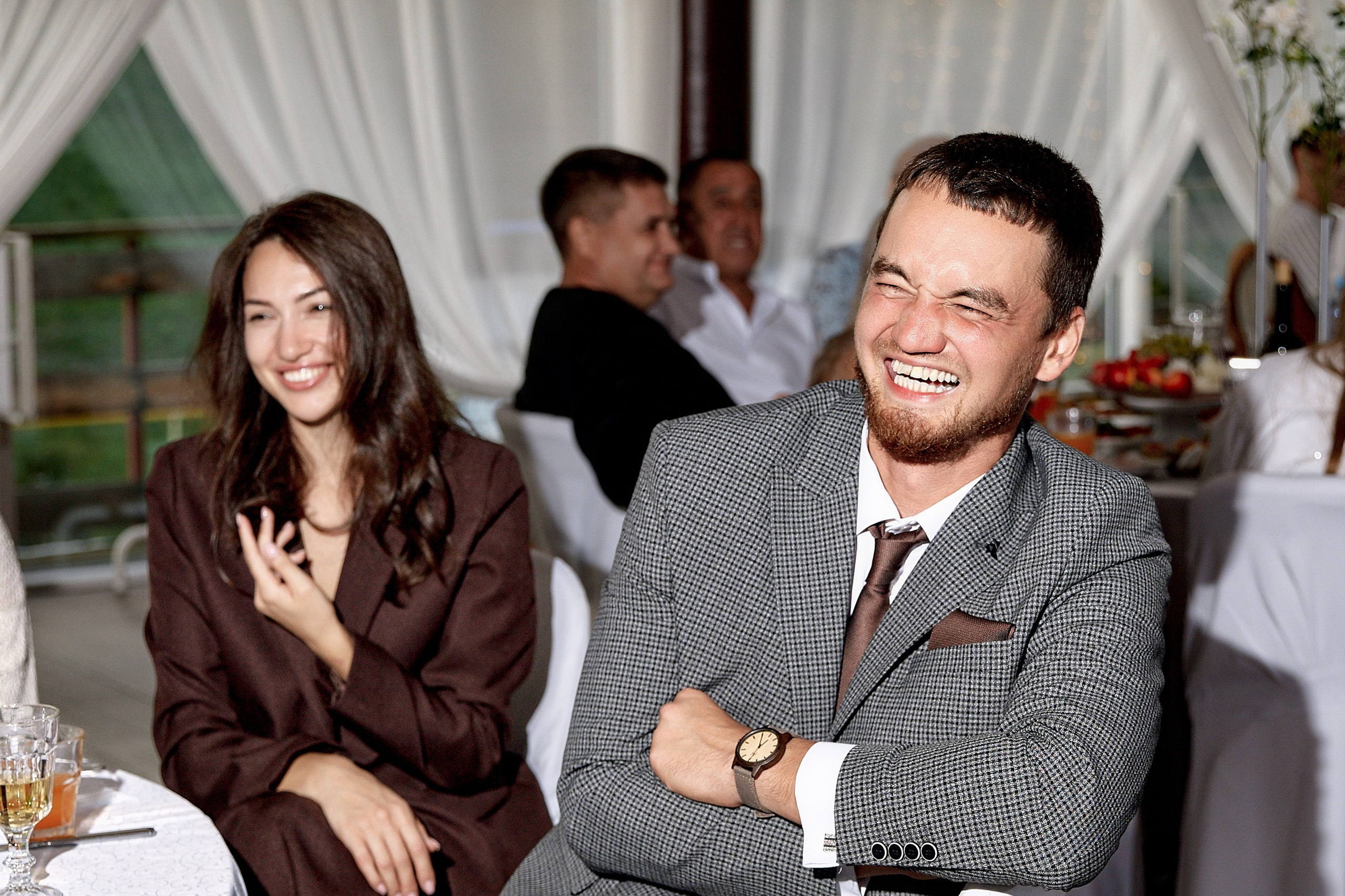 Веселые гости на свадьбе в Ленинских горках Ульяновска — искренний смех и радостные эмоции. Свадебный фотограф Елена Орешина