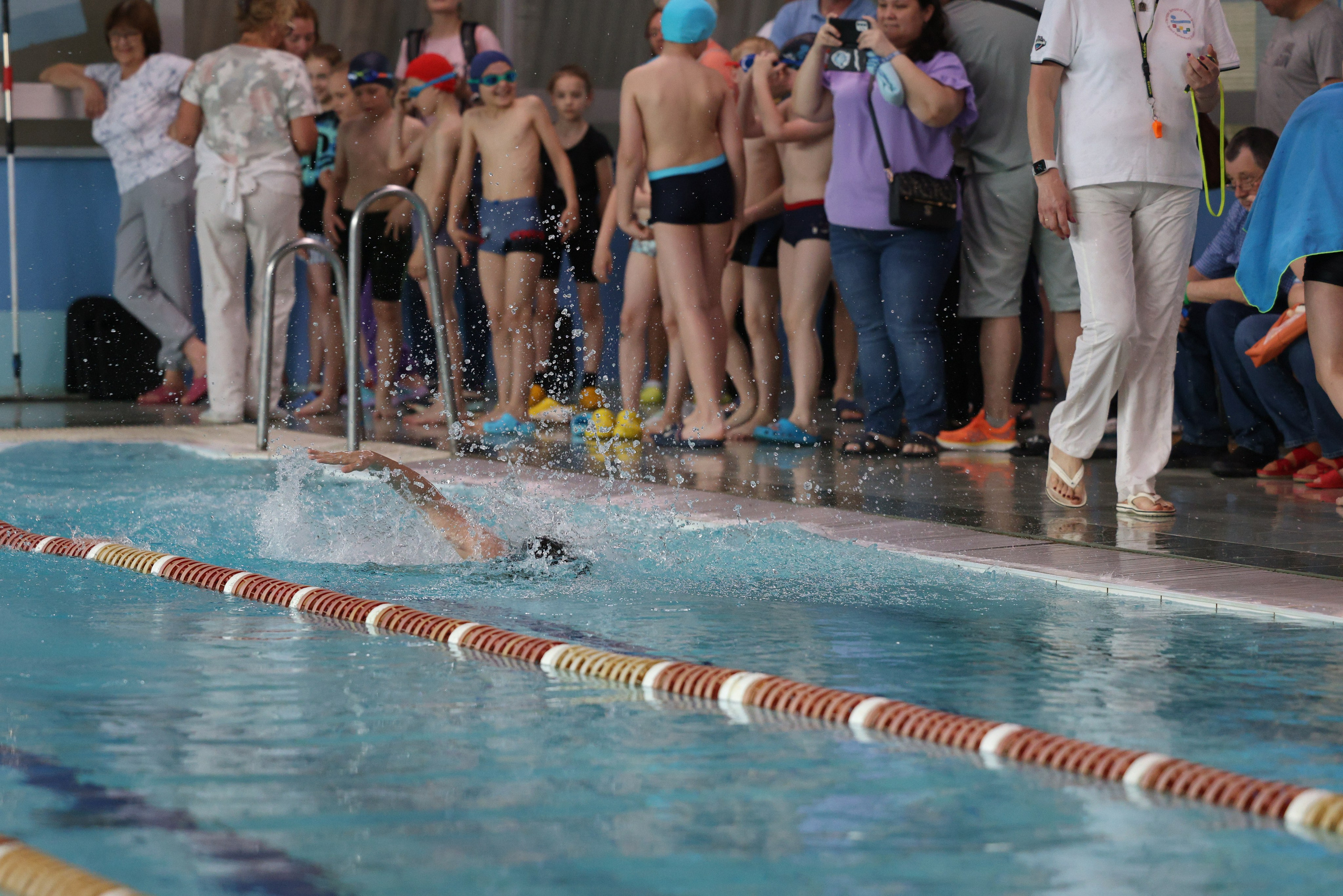 Веселый дельфин. Плавание. Дети 8-9 лет. Фотограф Александр Заломаев