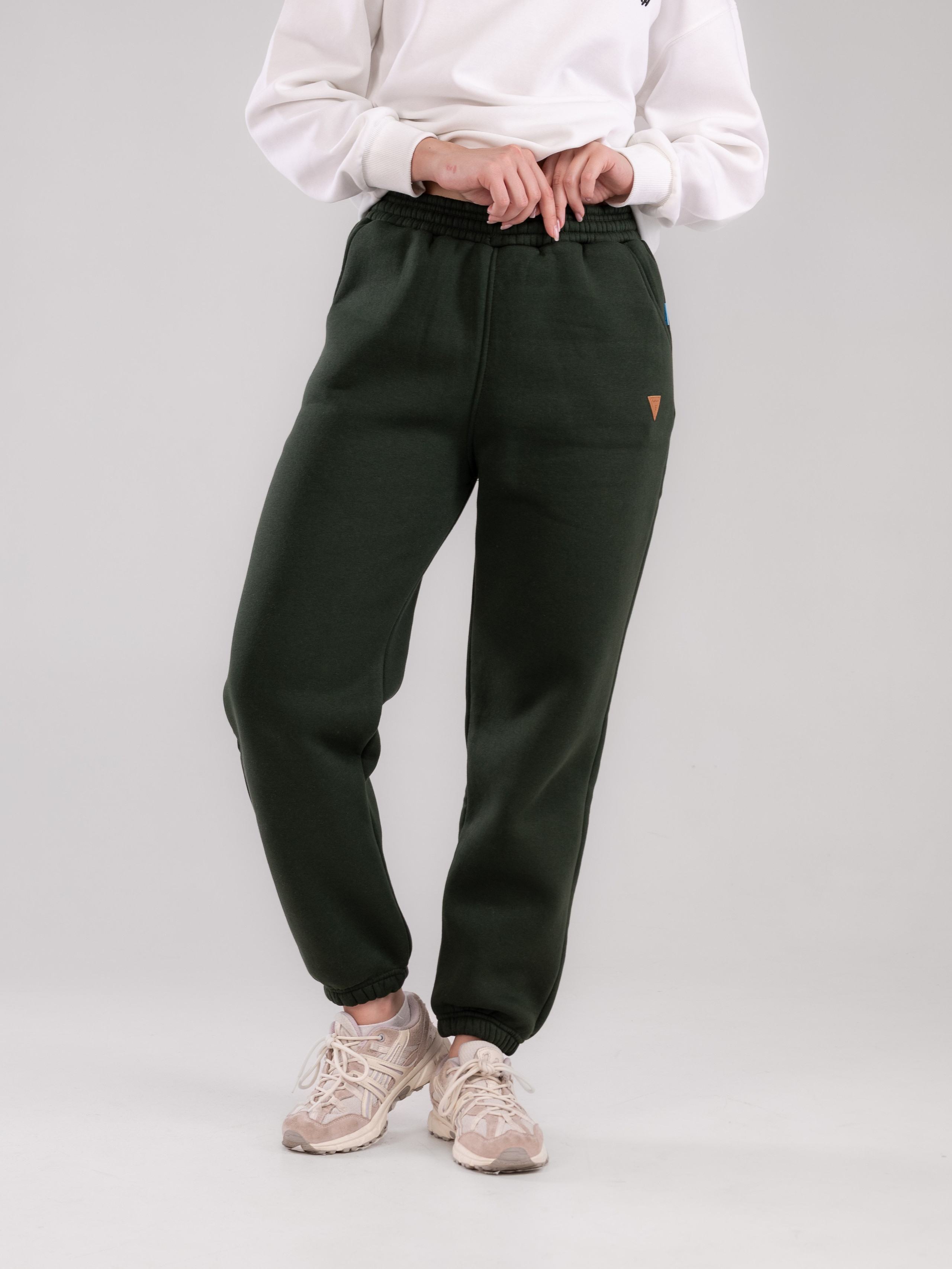 Спортивные костюмы и брюки с большой палитрой цветов!. Предметный фотограф, фото для маркетплейсов Пятигорск, КМВ