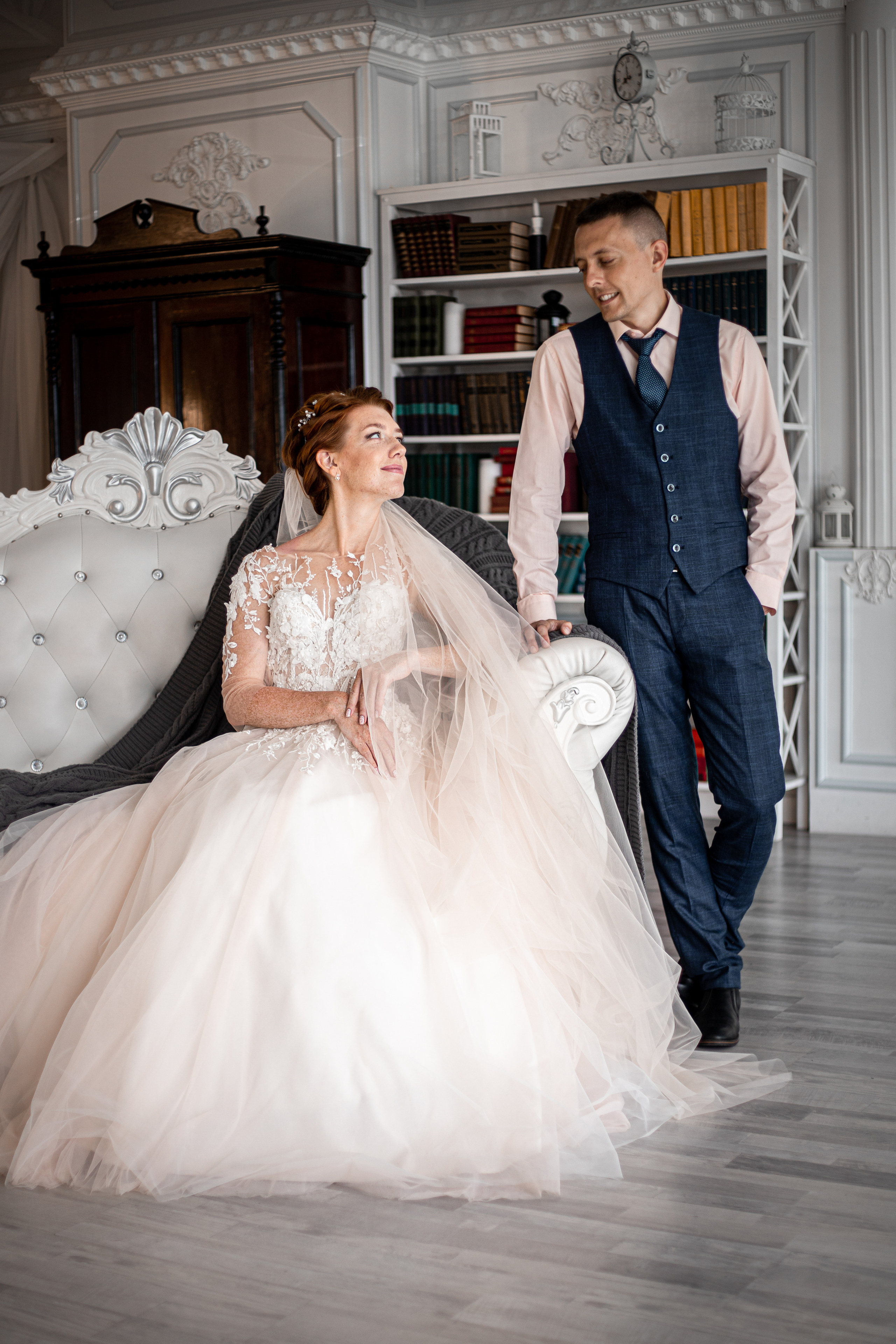 Рыжая невеста с женихом в студии Photozone во Владивостоке сборы