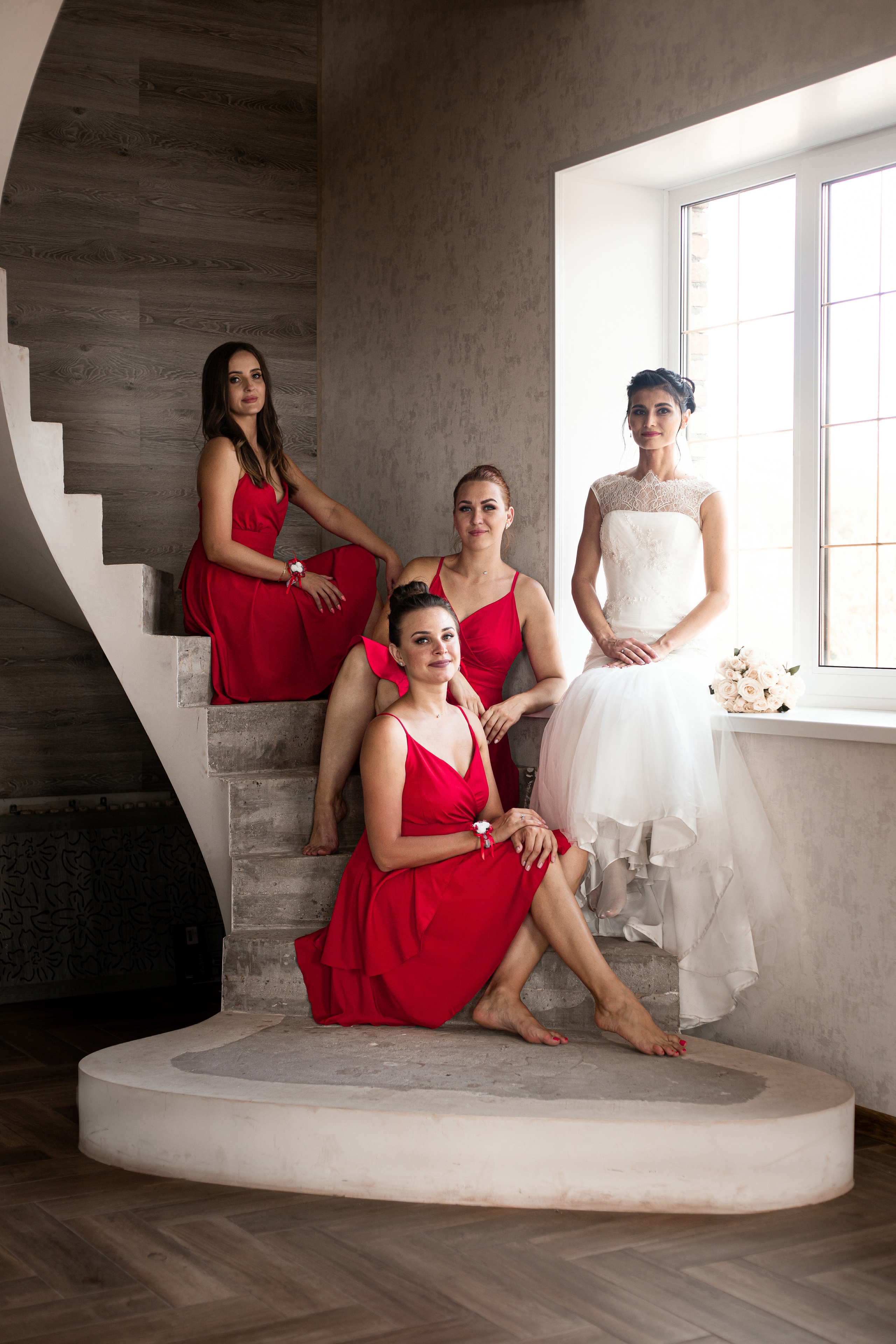 Невеста с подружками сборы невесты свадебная фотосессия во Владивостоке