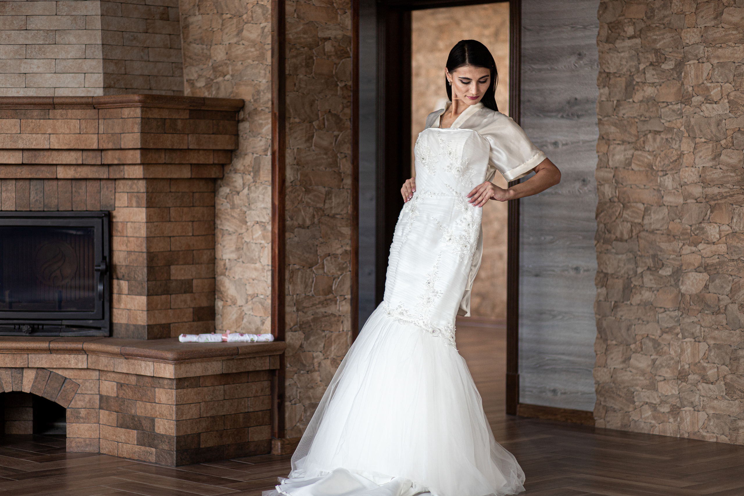 Высокая невеста примеряет платье в загородном доме сборы невесты свадебный фотограф Иван Тарасов