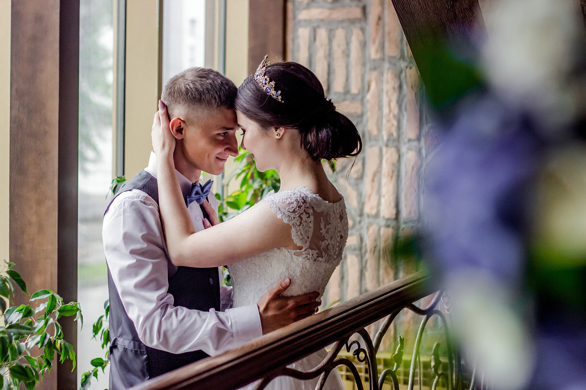 Жених прижимает невесту в ресторане чайхана Харибу Уссурийск свадебная фотосессия