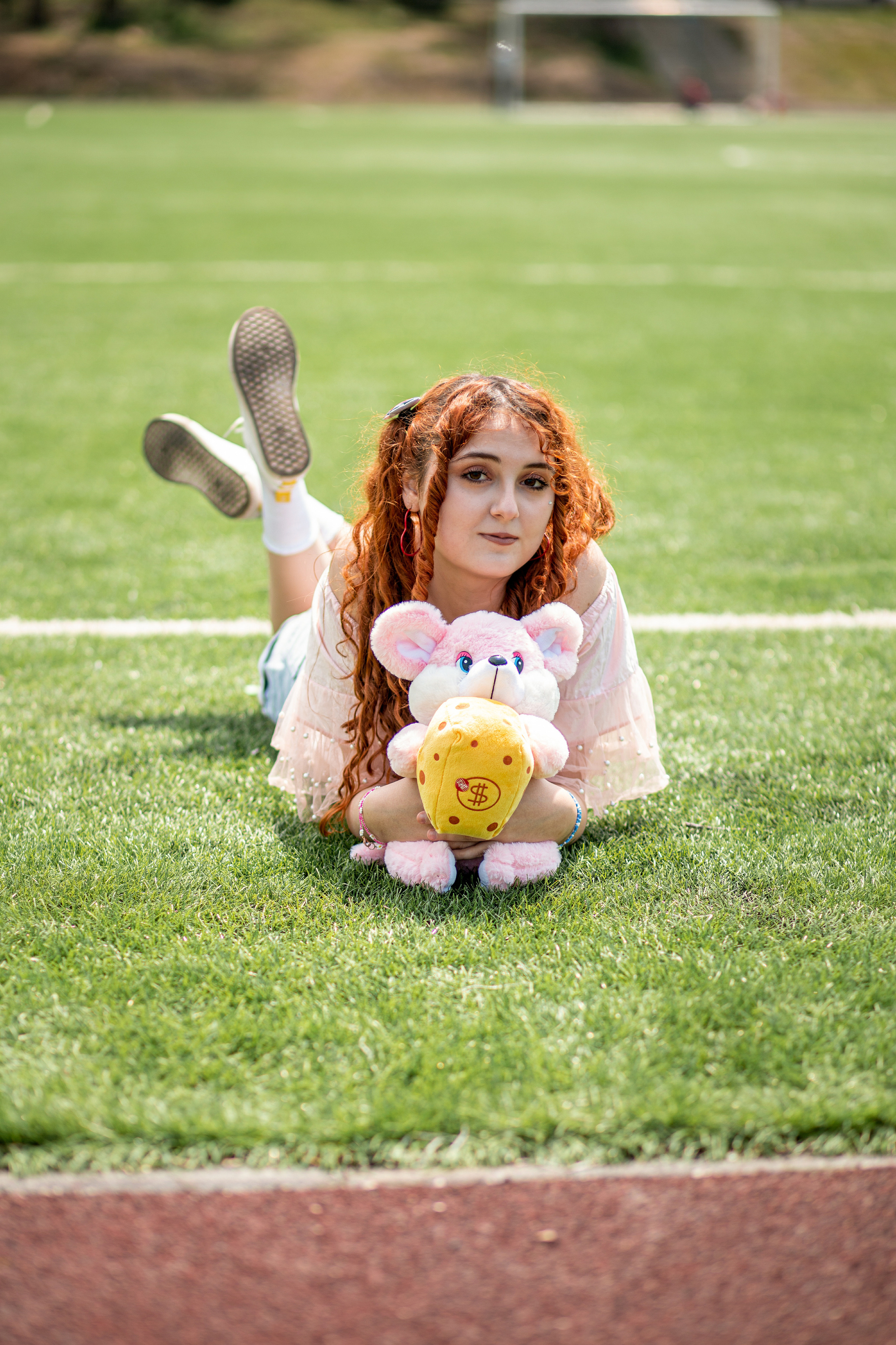 Школьная фотография день детства на траве с мягкой игрушкой