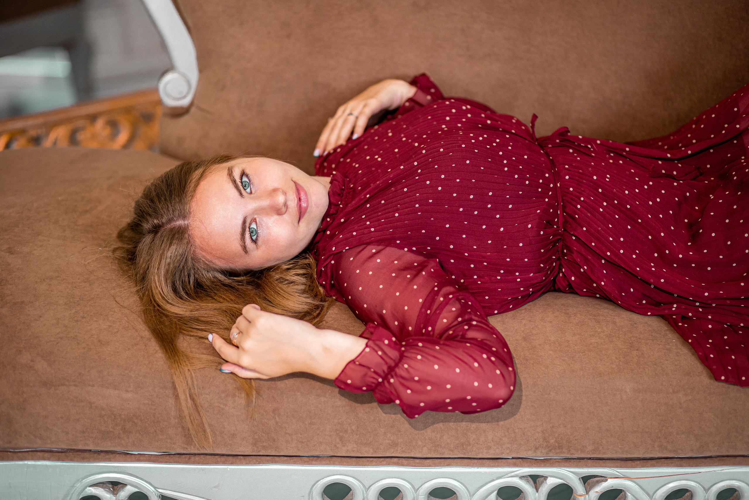 Молодая девушка на диване. Фотосессия в фотостудии