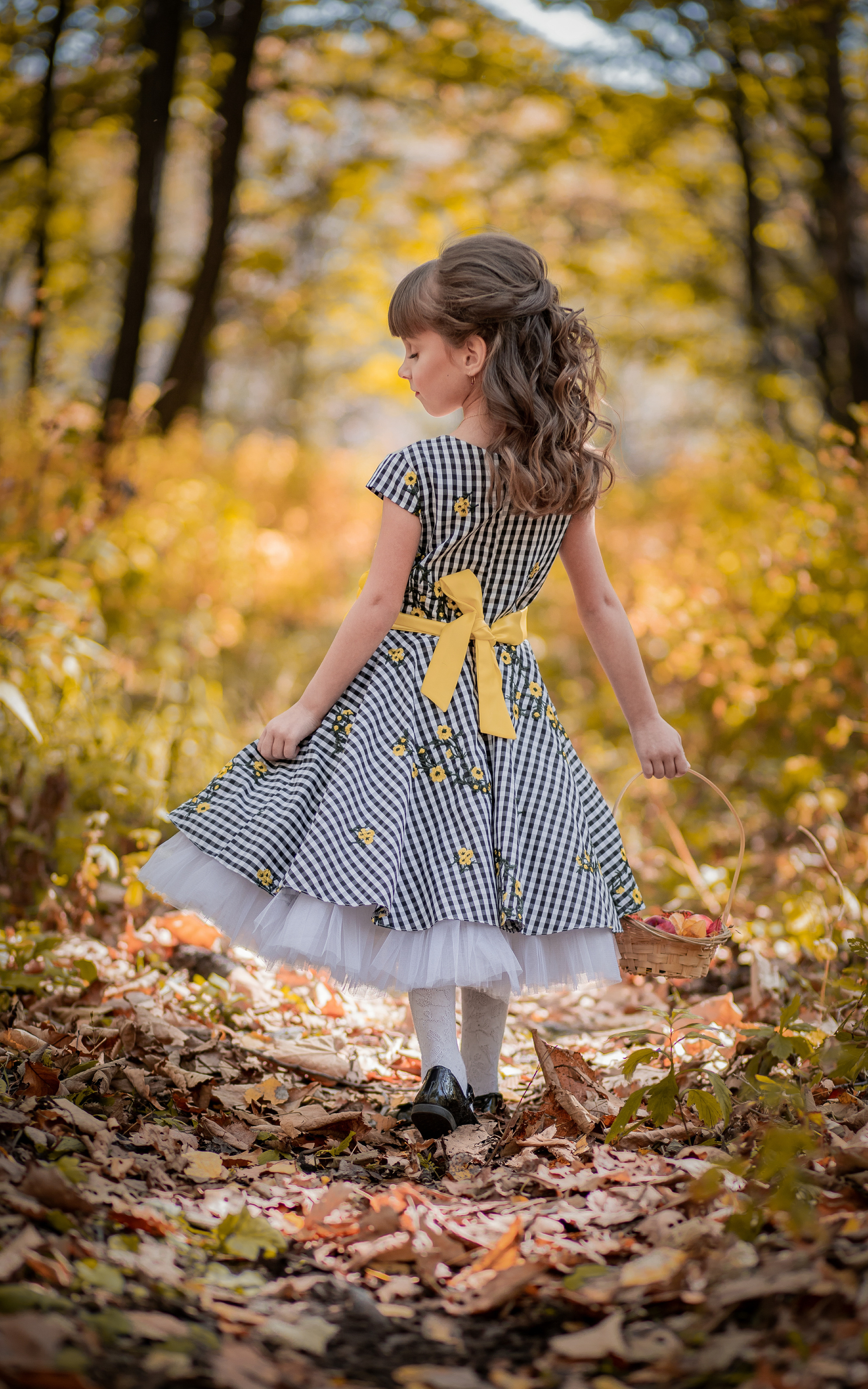 Милая девочка с корзиной в руках, школа моделей, детский фотограф Владивосток