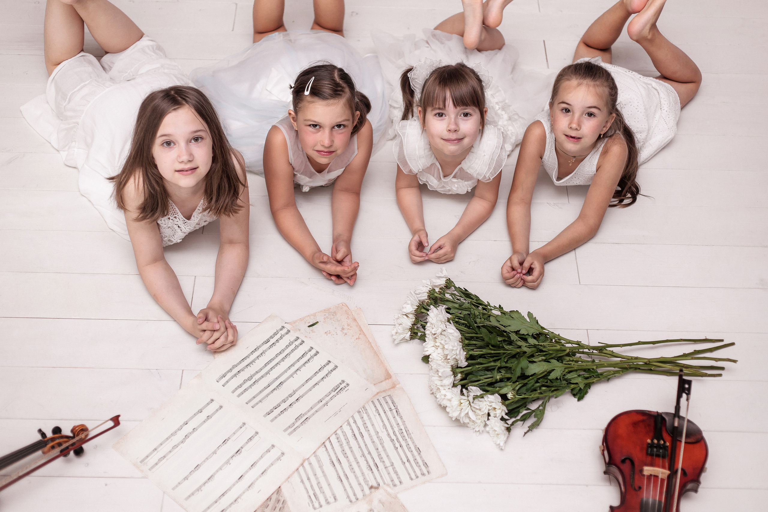 Девочки скрипачки на белом полу. Детский фотограф Иван Тарасов