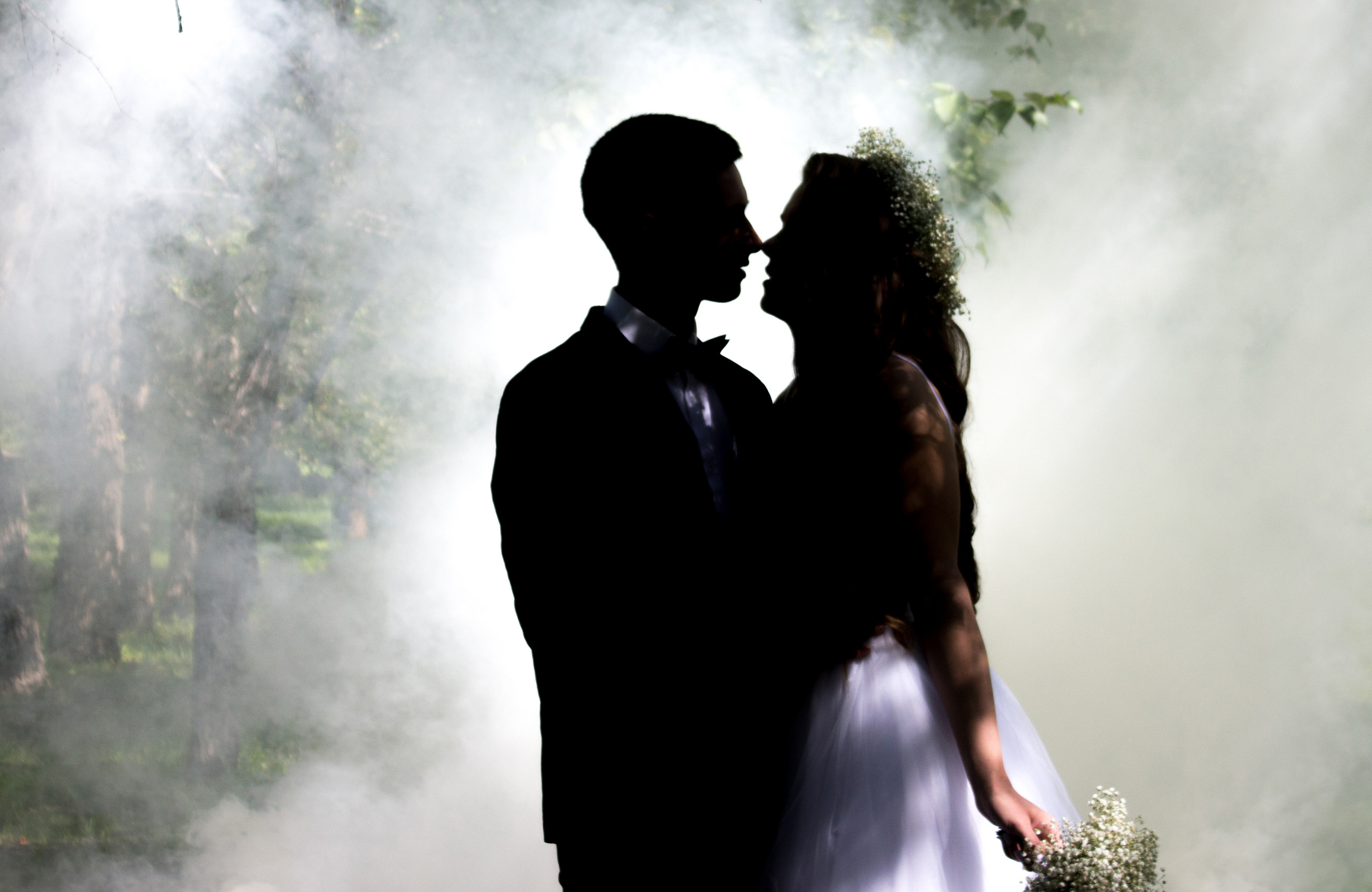 Молодая пара на фоне белого дыма в лесу силуэты свадебный фотограф Иван Тарасов во владивостоке
