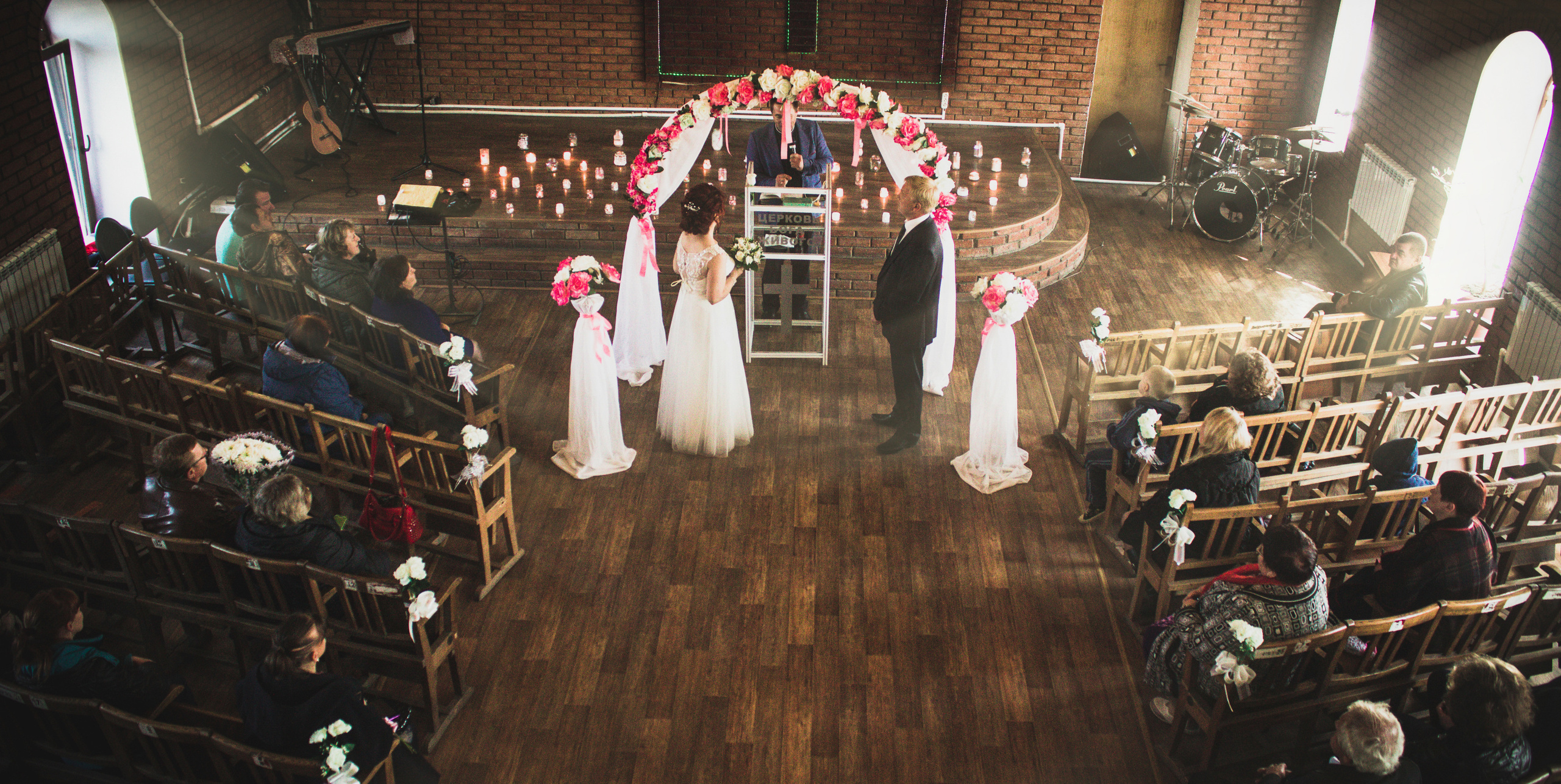 Венчание в церкви бога живого в кинематографическом американском стиле взрослые жених и невеста яркий свет арочные окна стильное венчание во Владивостоке