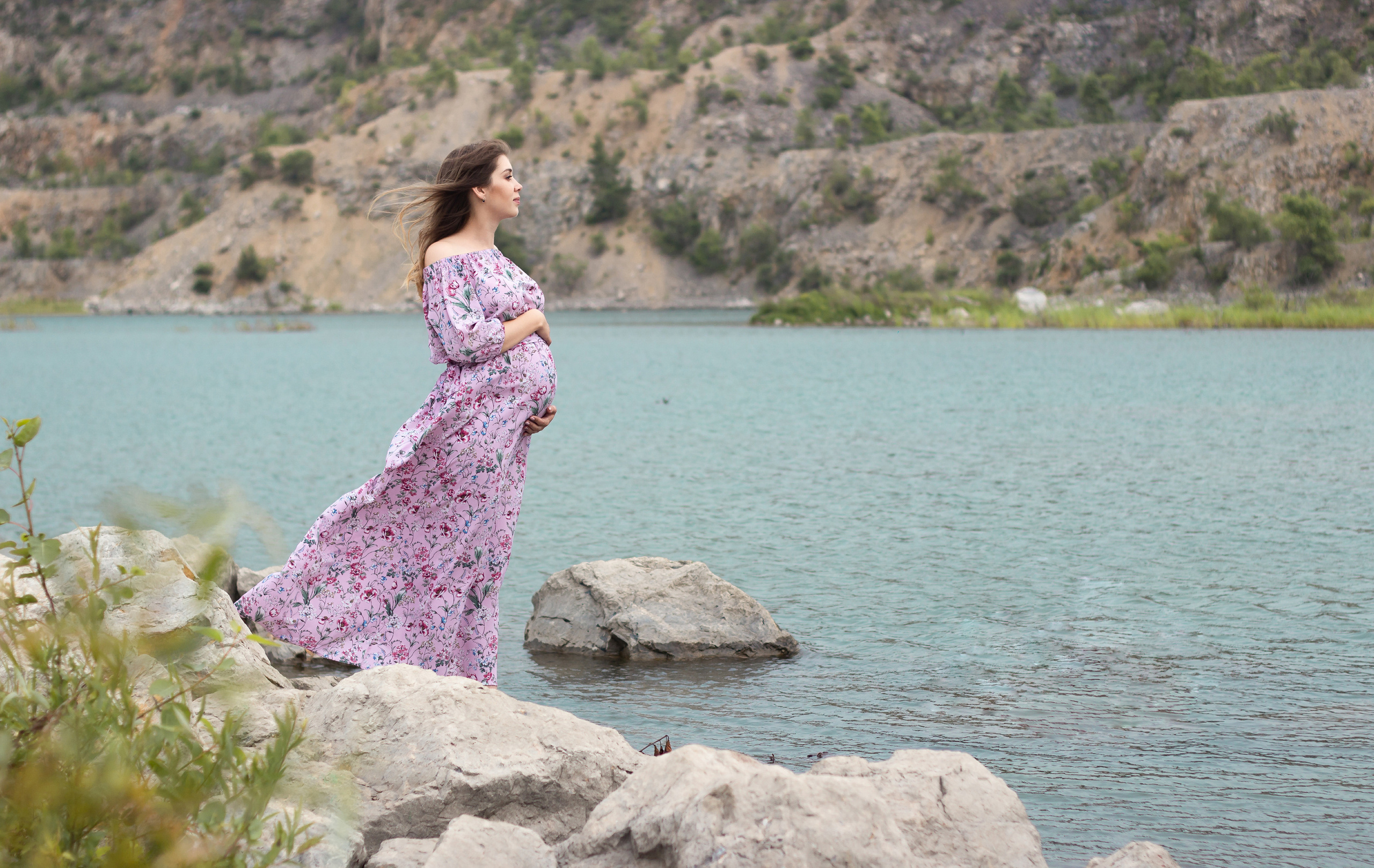 Беременная стоит на берегу. Фотосессия беременности. Владивосток