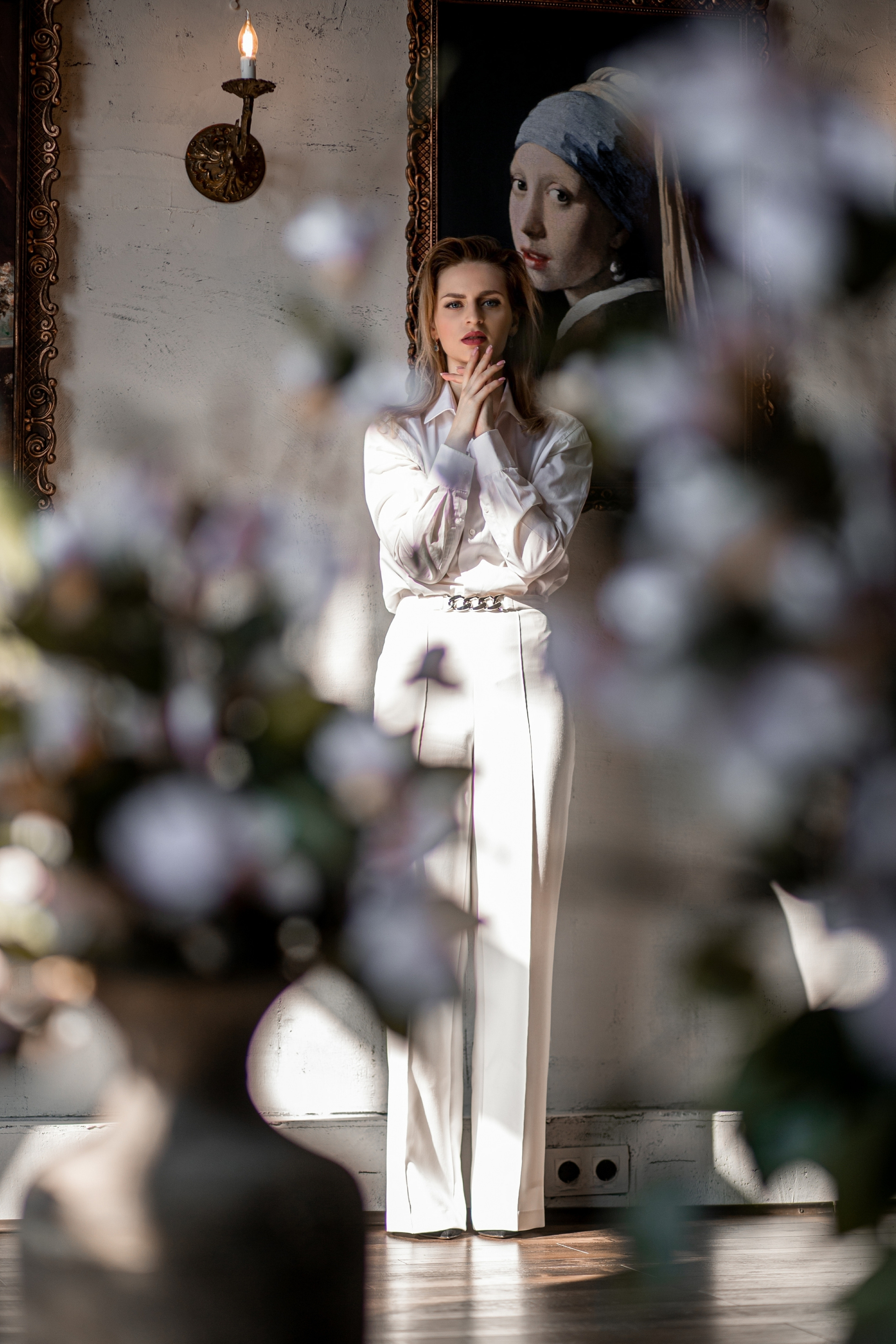 Девушка в белом сквозь цветы в светлой фотостудии Dveri. Фотосессия от Ивана Тарасова