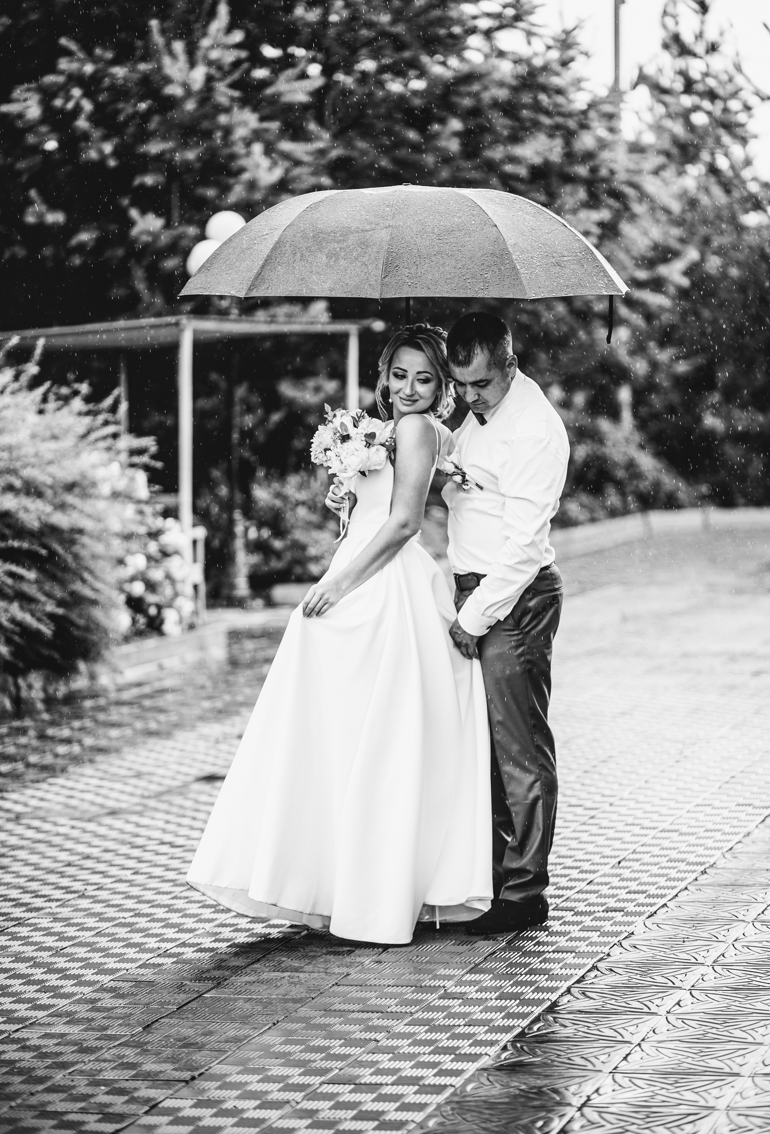 Молодожёны под дождём чёрно-белая свадебная фотография во Владивостоке