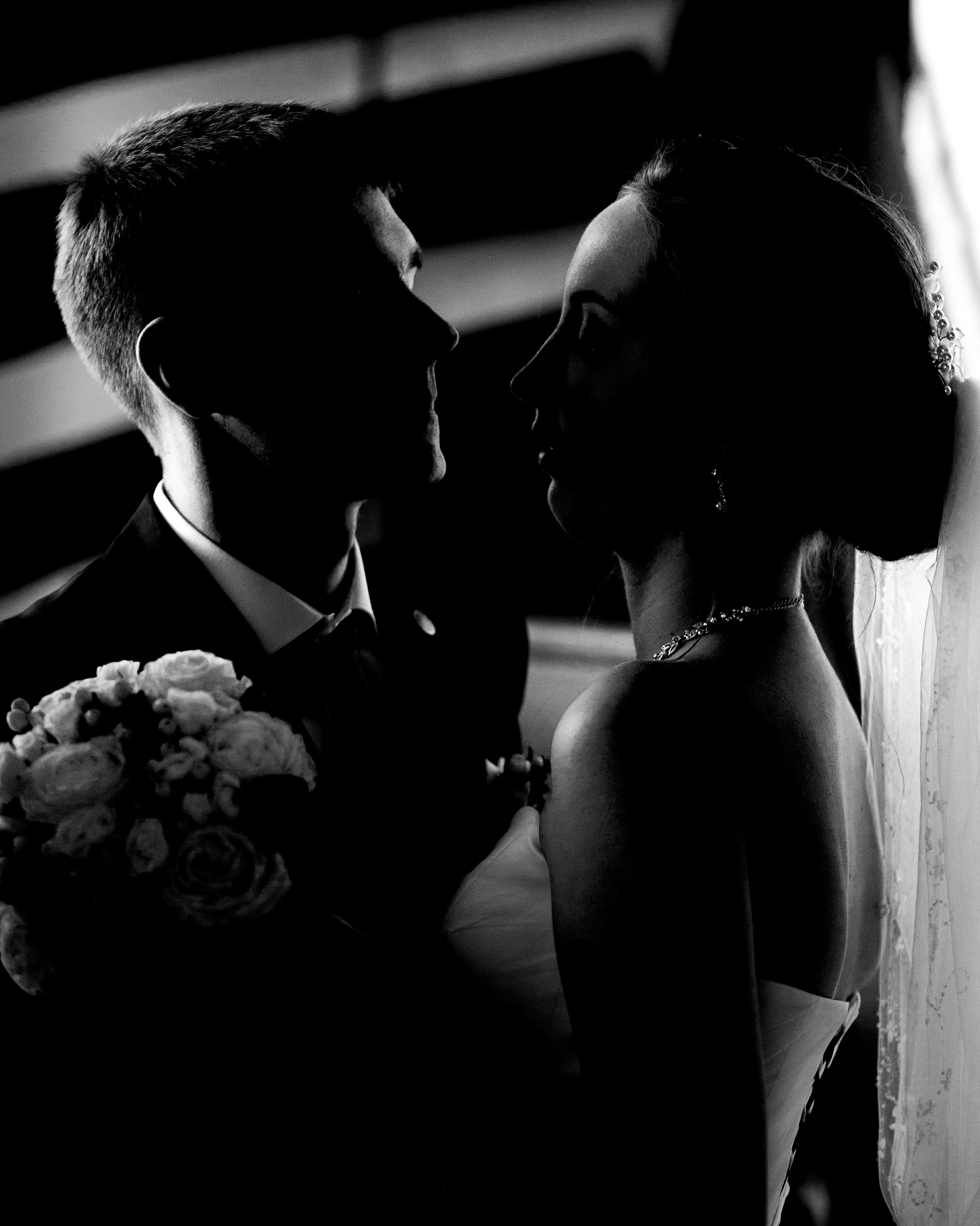 Страстный взгляд жениха свадебная фотосессия во Владивостоке