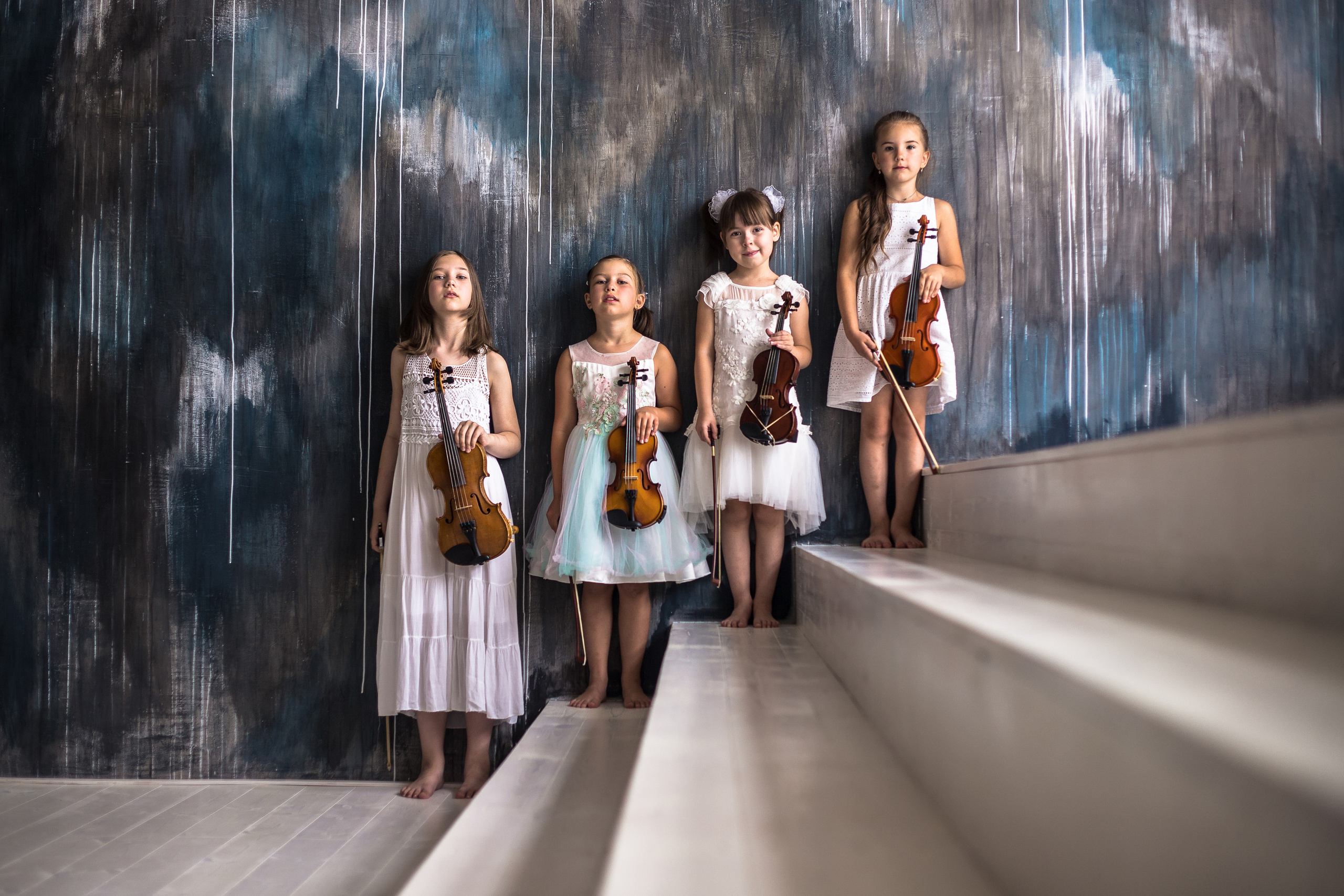 Девочки скрипачки в белых платьях в фотостудии во Владивостоке. Фотосессия Иван Тарасов