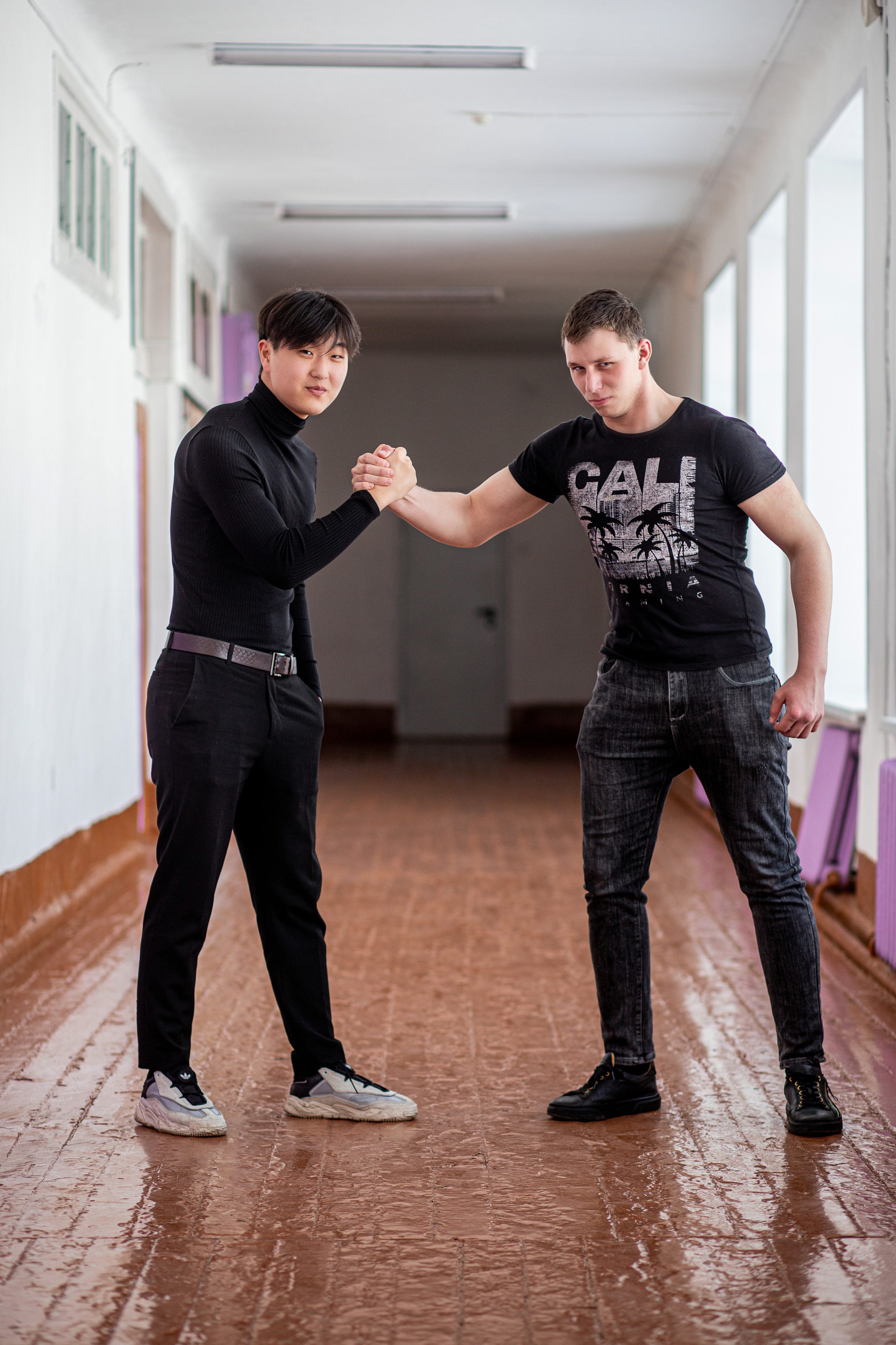 Школьная фотография друзья в коридоре