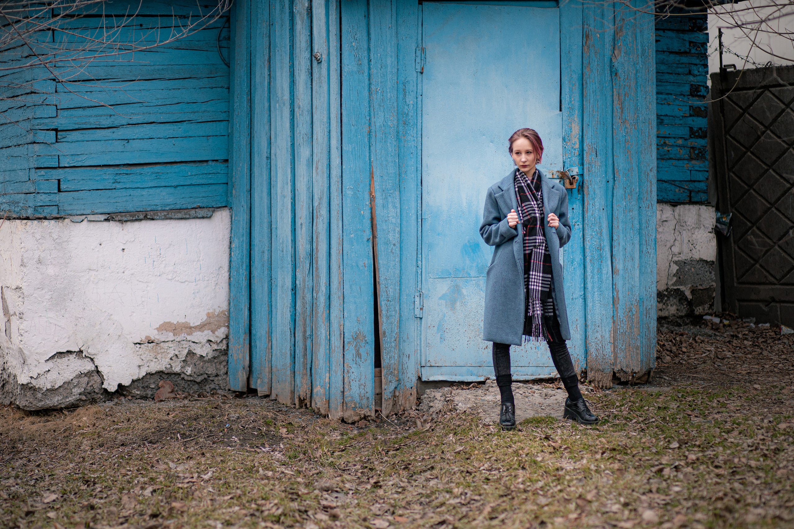 Синий дом синее пальто ранняя весна фотосессия в городском парке Спасска-Дальнего