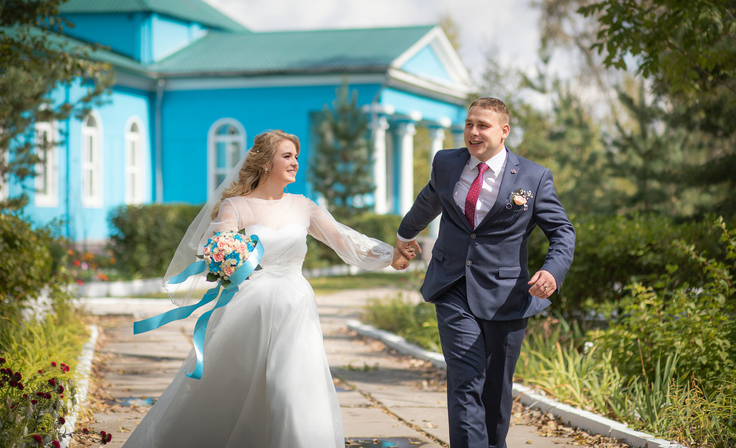 Счастливые новобрачные бегут по аллее фотосессия в Черниговке