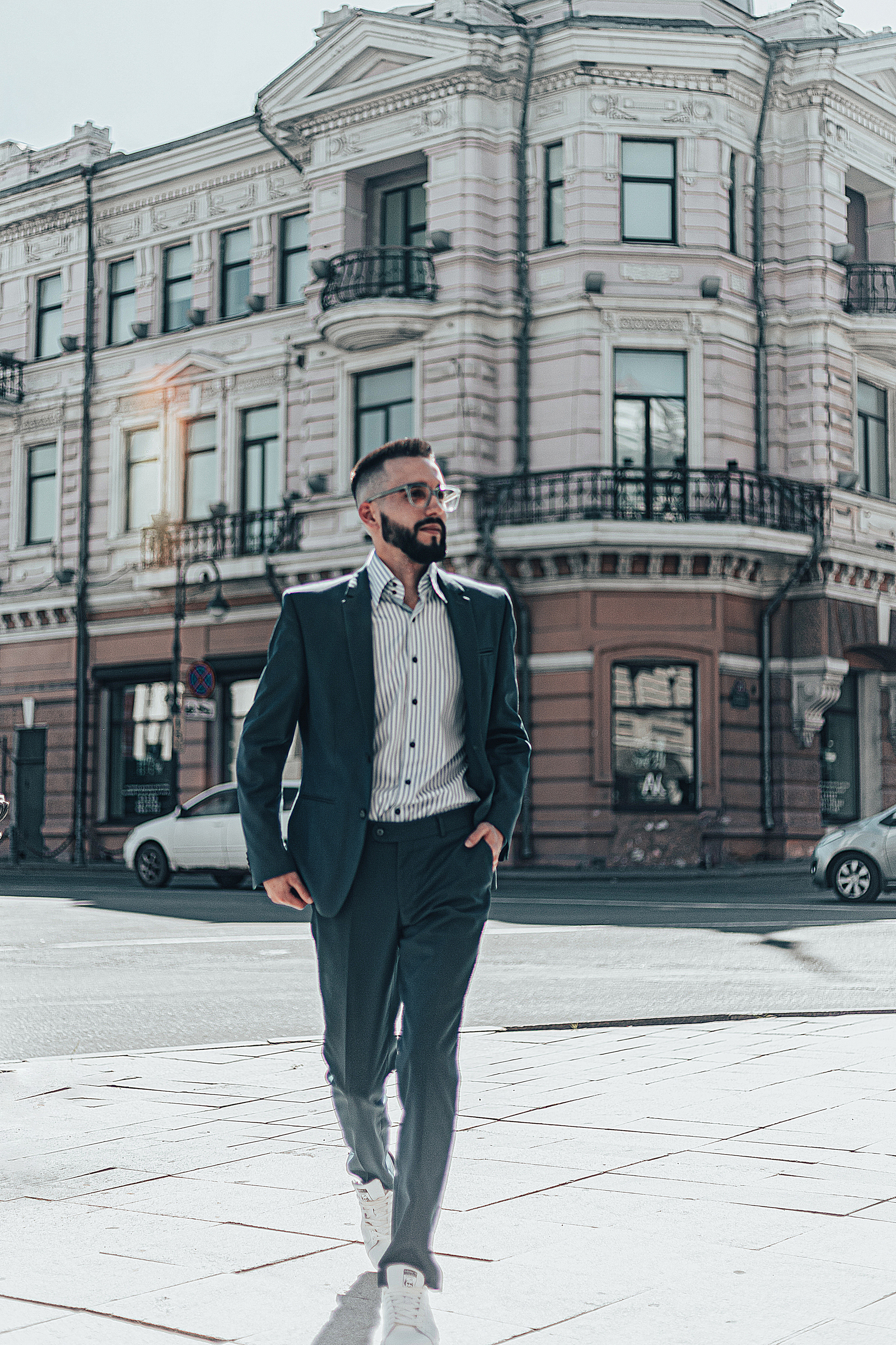 Деловая фотография для мужчин во владивостоке в стогом костюме фотопрогулка