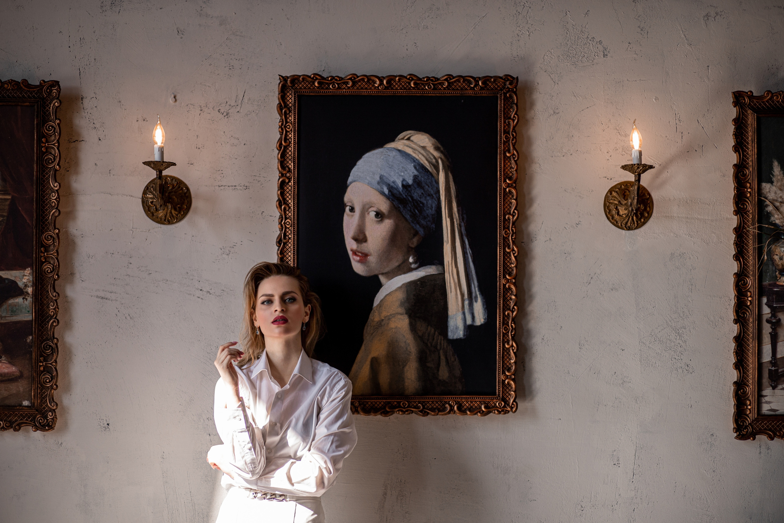 Девушка рядом с картиной в светлой студии. Фотограф Иван Тарасов