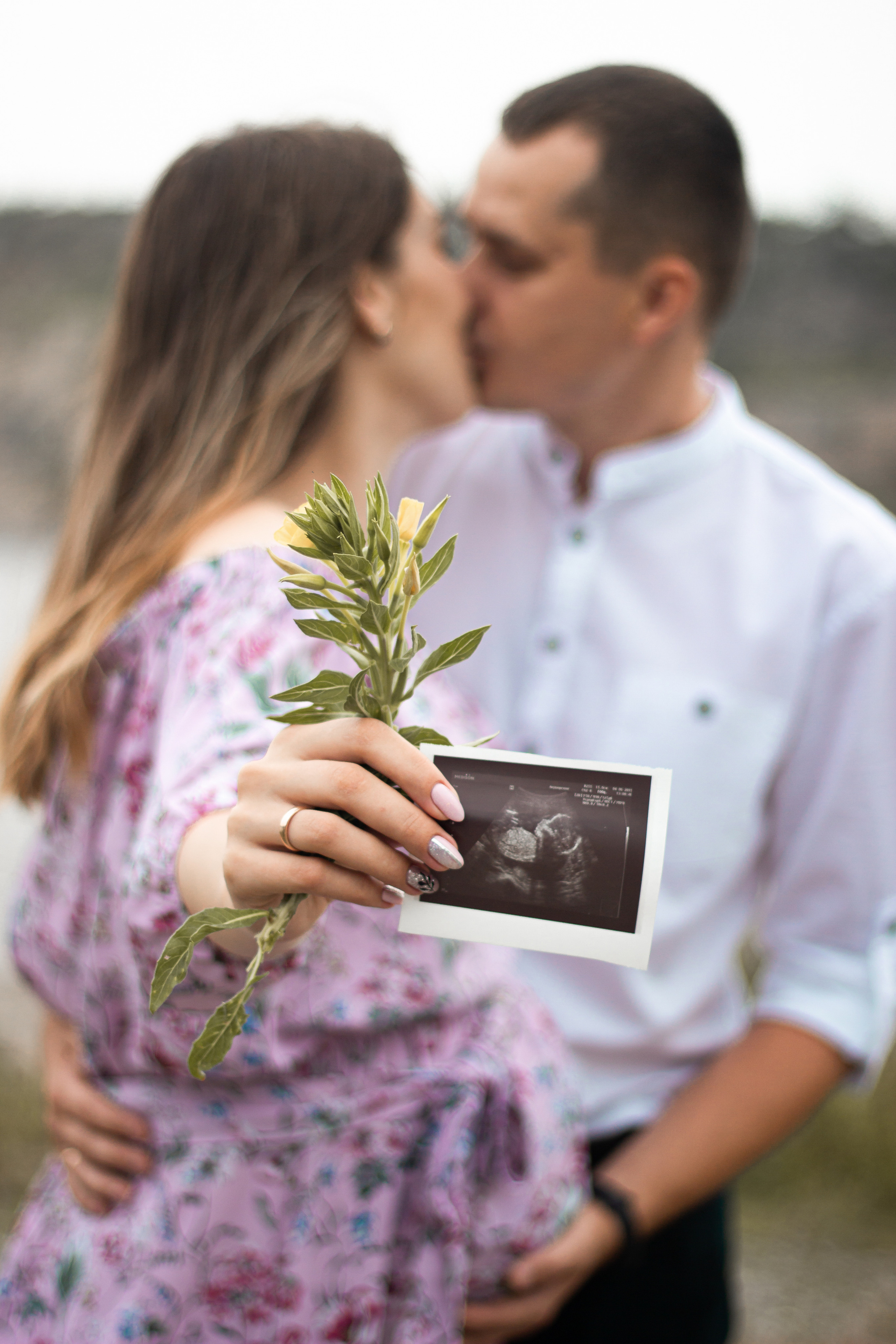 Молодая мама показывает узи. Фотосессия беременности Уссурийск
