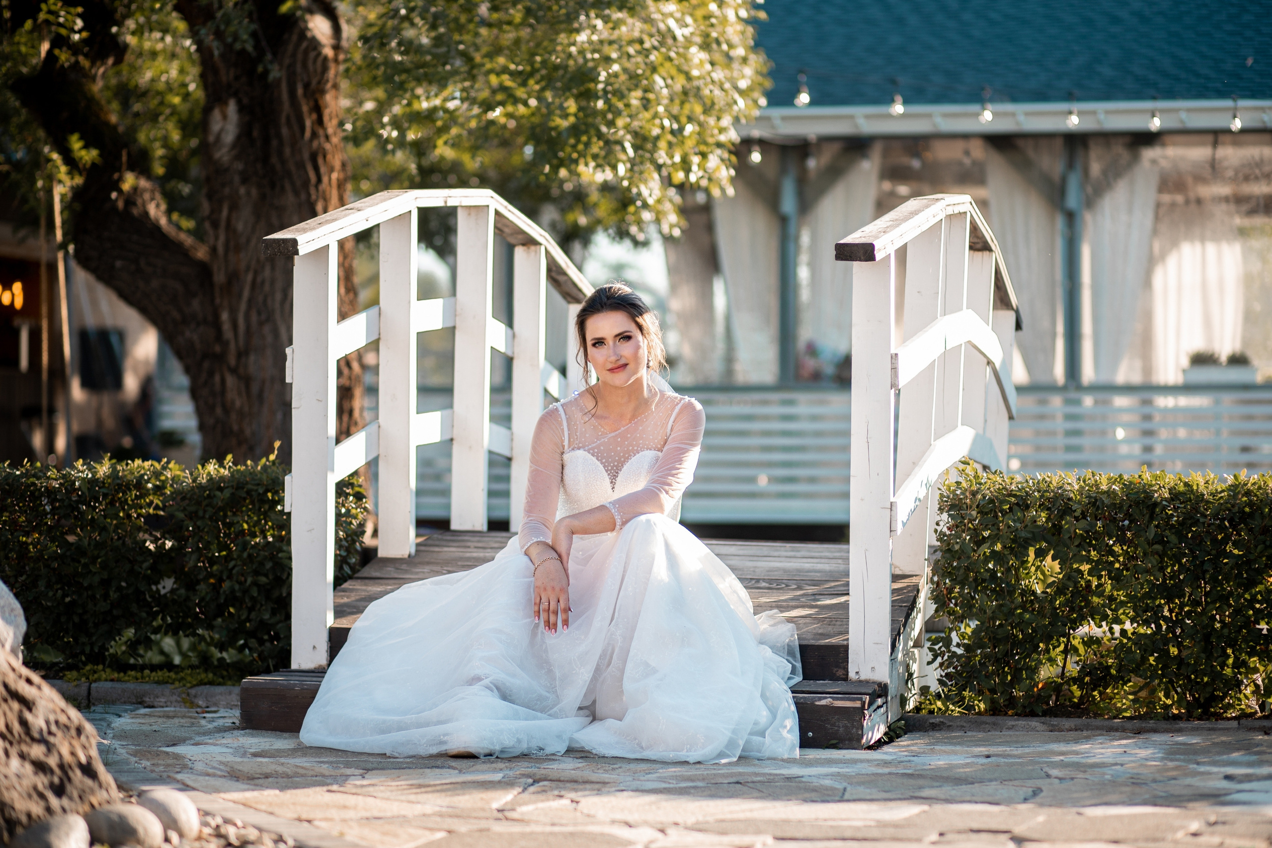 Модная невеста на мостике кафе Home bar. Свадебный фотограф ИВан Тарасов Черниговка