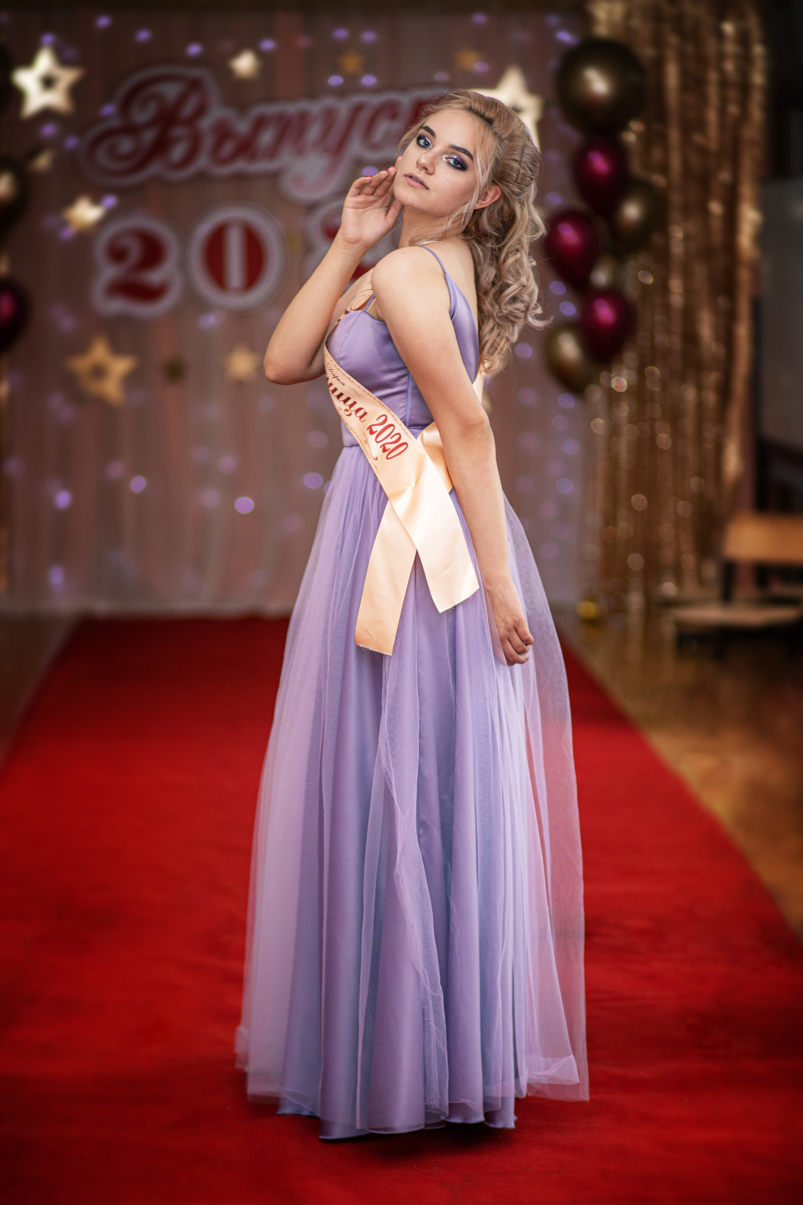 Школьная фотография выпускной в сиреневом платье на красной дорожке. Уссурийск