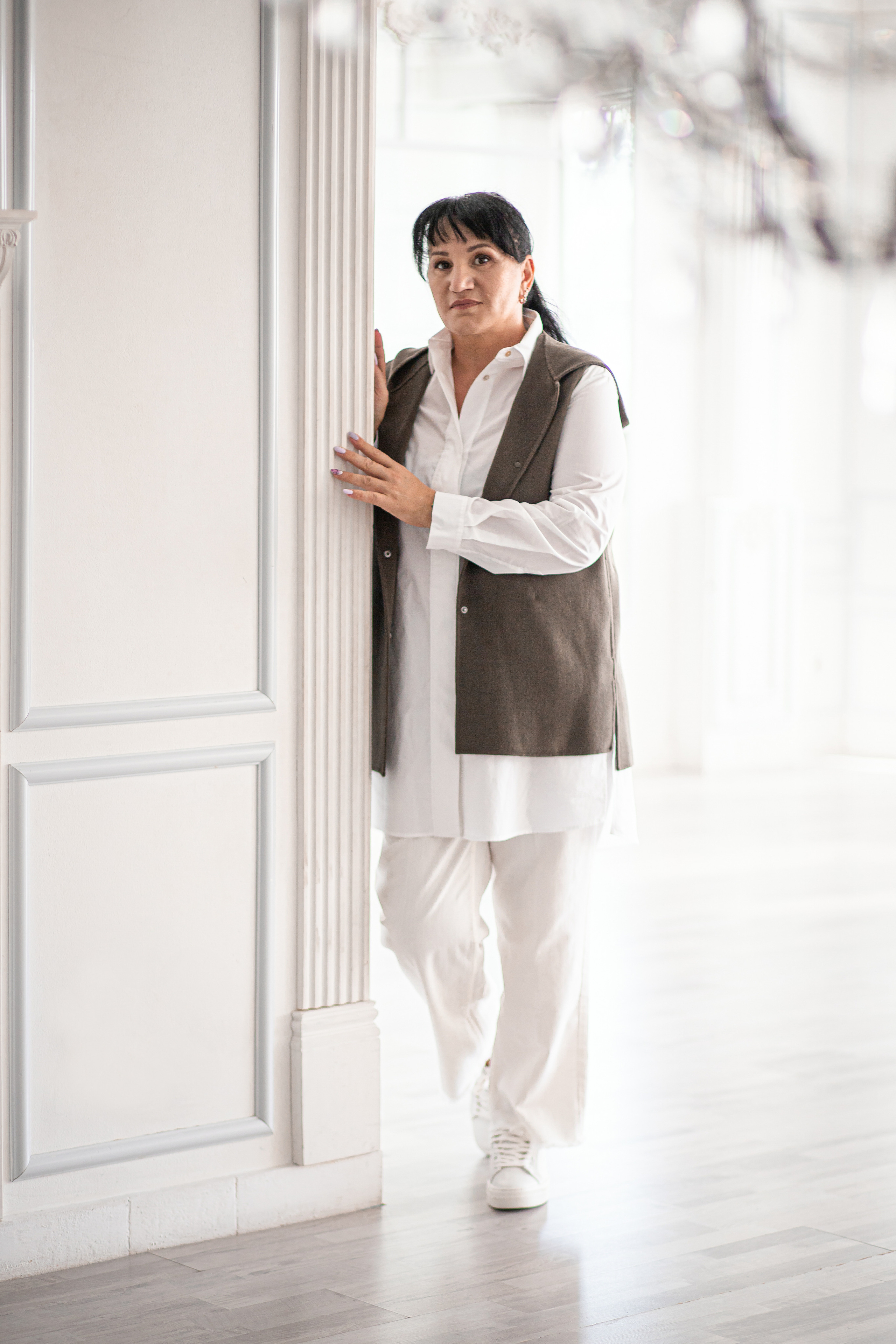 Женщина в белом костюме. Женский фотограф Владивосток