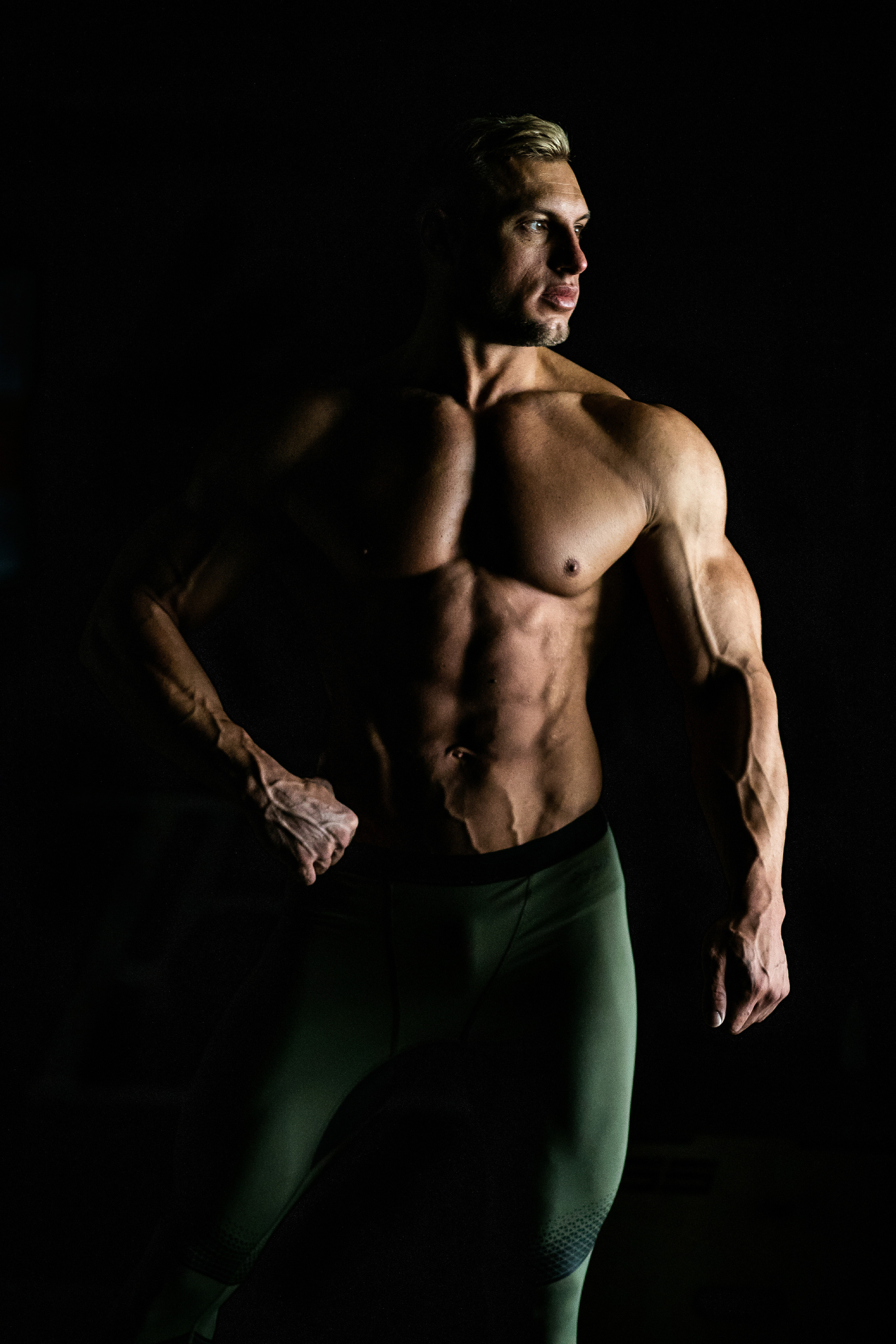 Студийная фотография мужчины культуриста во Владивосок