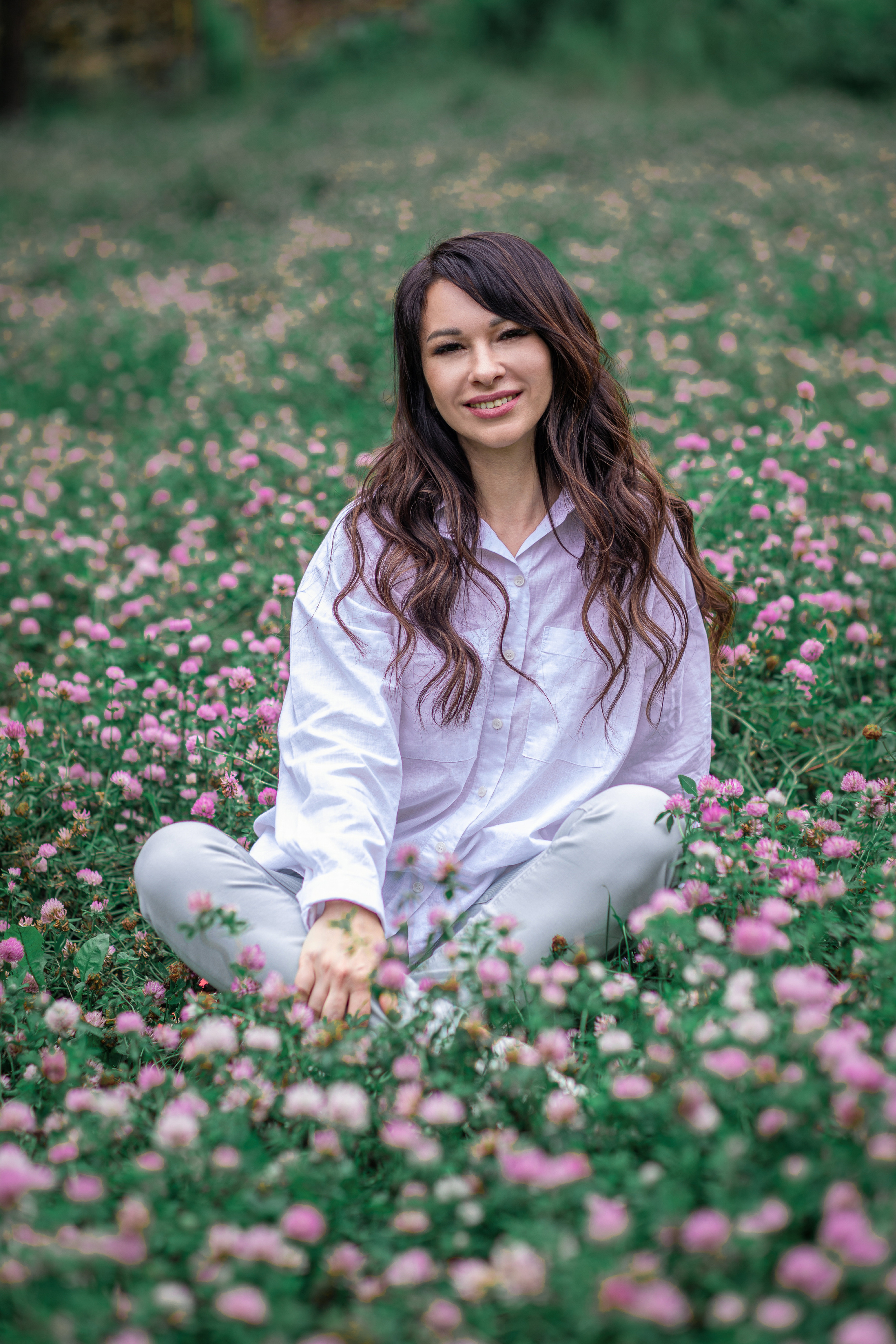 Женщина сидит в позе лотоса в поле клевера. Фотограф Иван Тарасов