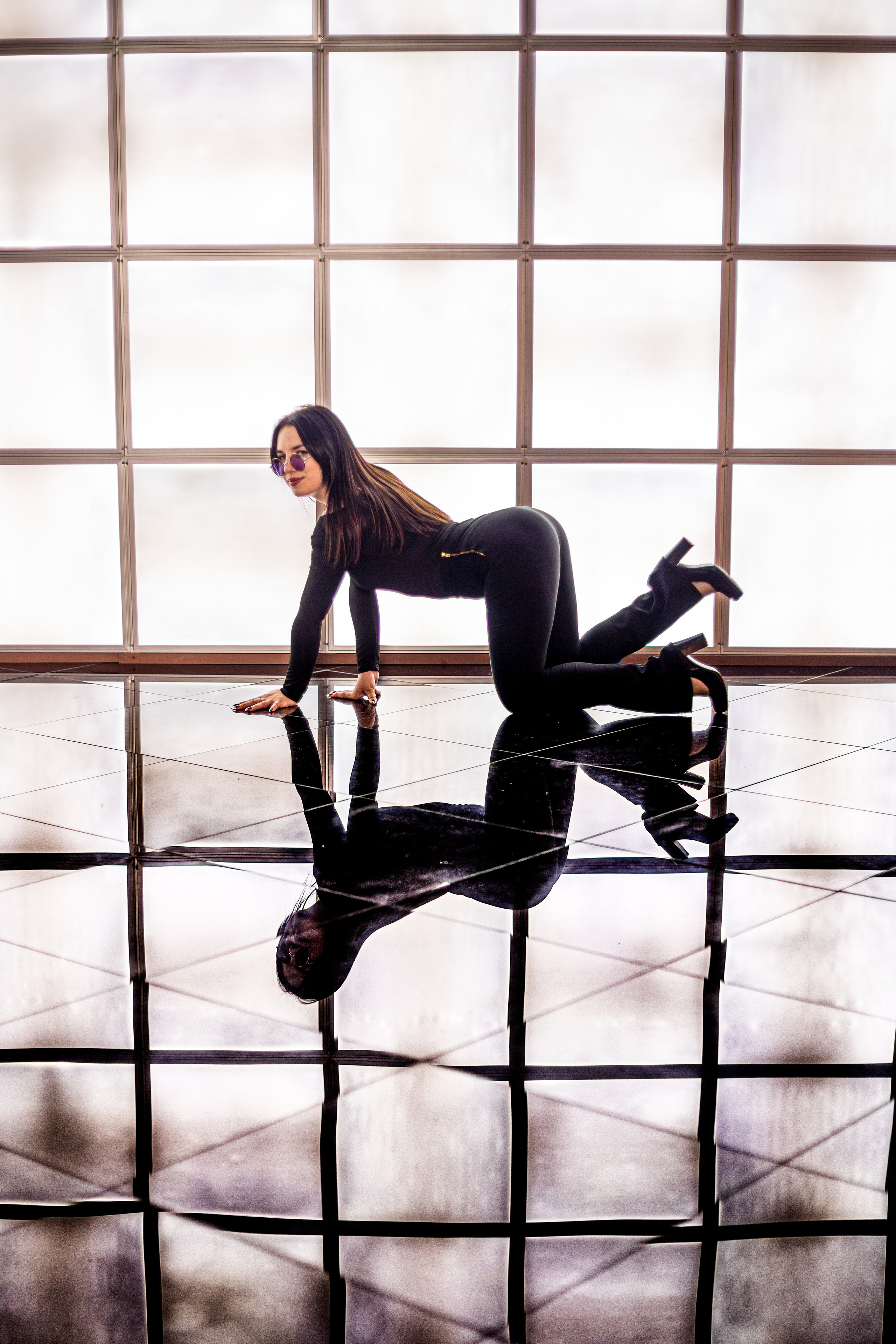 Девушка в чёрном в брюках. Фотосессия фотограф Иван Тарасов