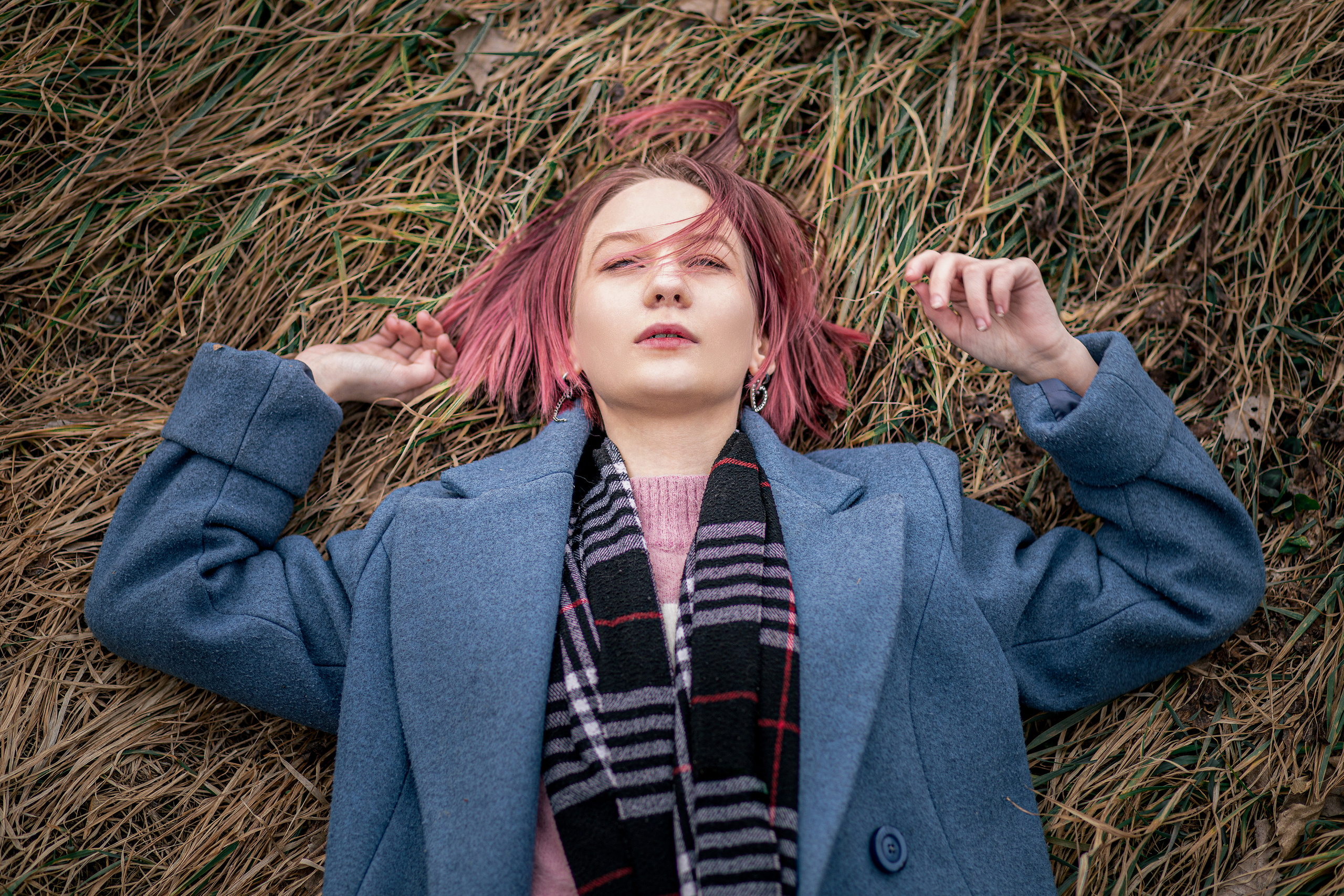 Молодая девушка в синем пальто. Фотограф Иван Тарасов