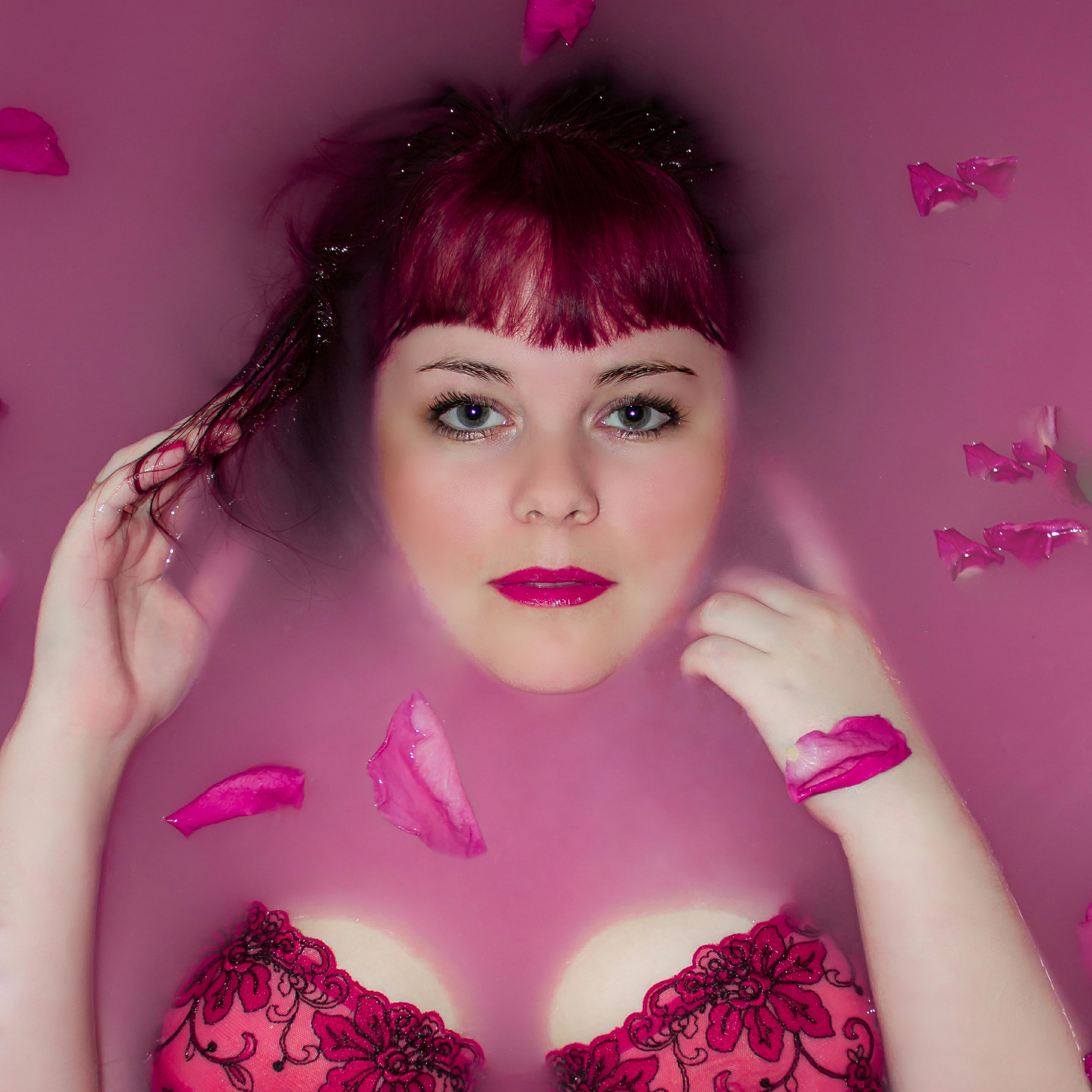 Женщина в крашенной воде с лепестками роз. Фотограф Иван Тарасов