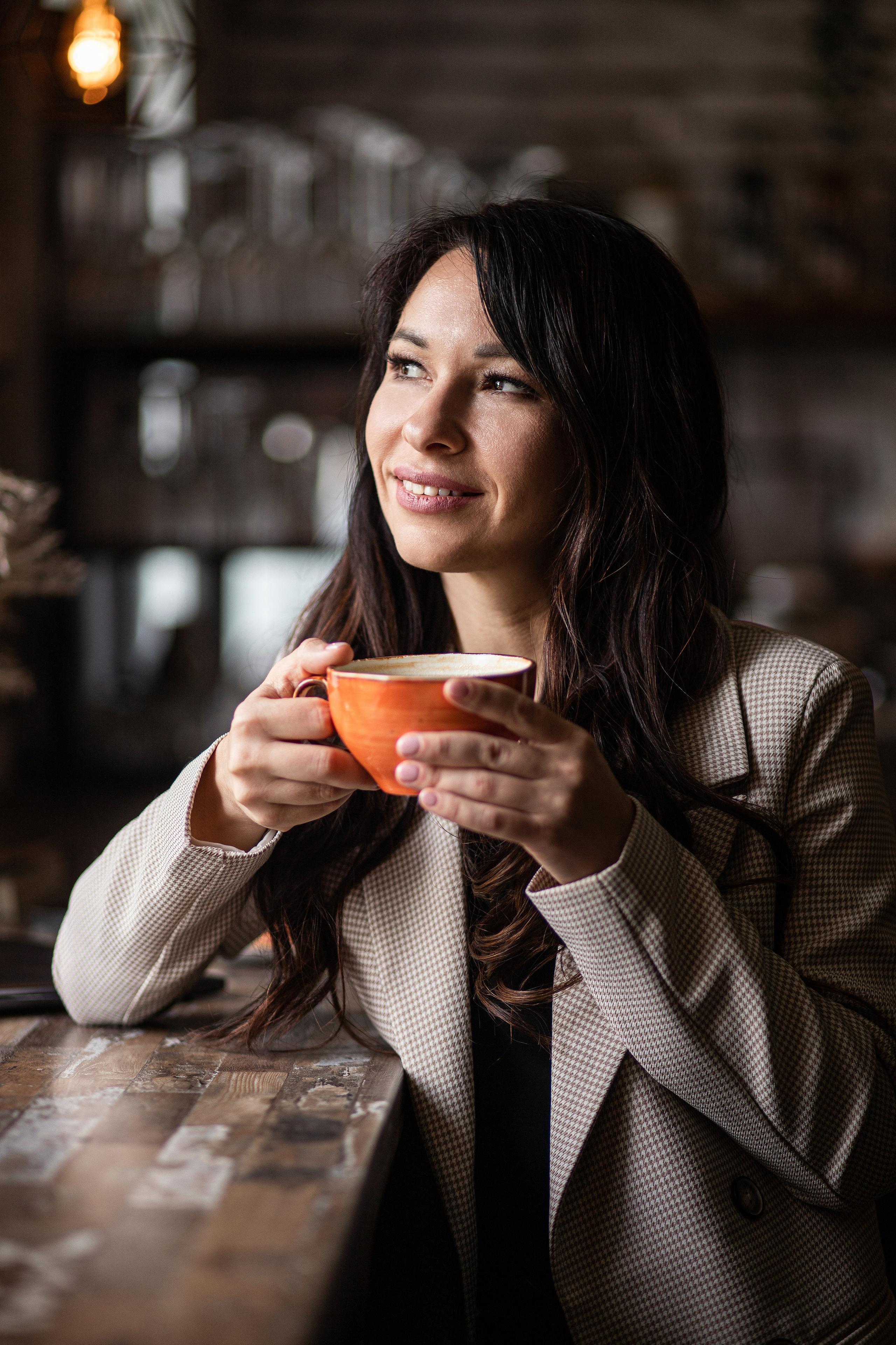 Девушка пьёт кофе, бизнес фотосессия Владивосток