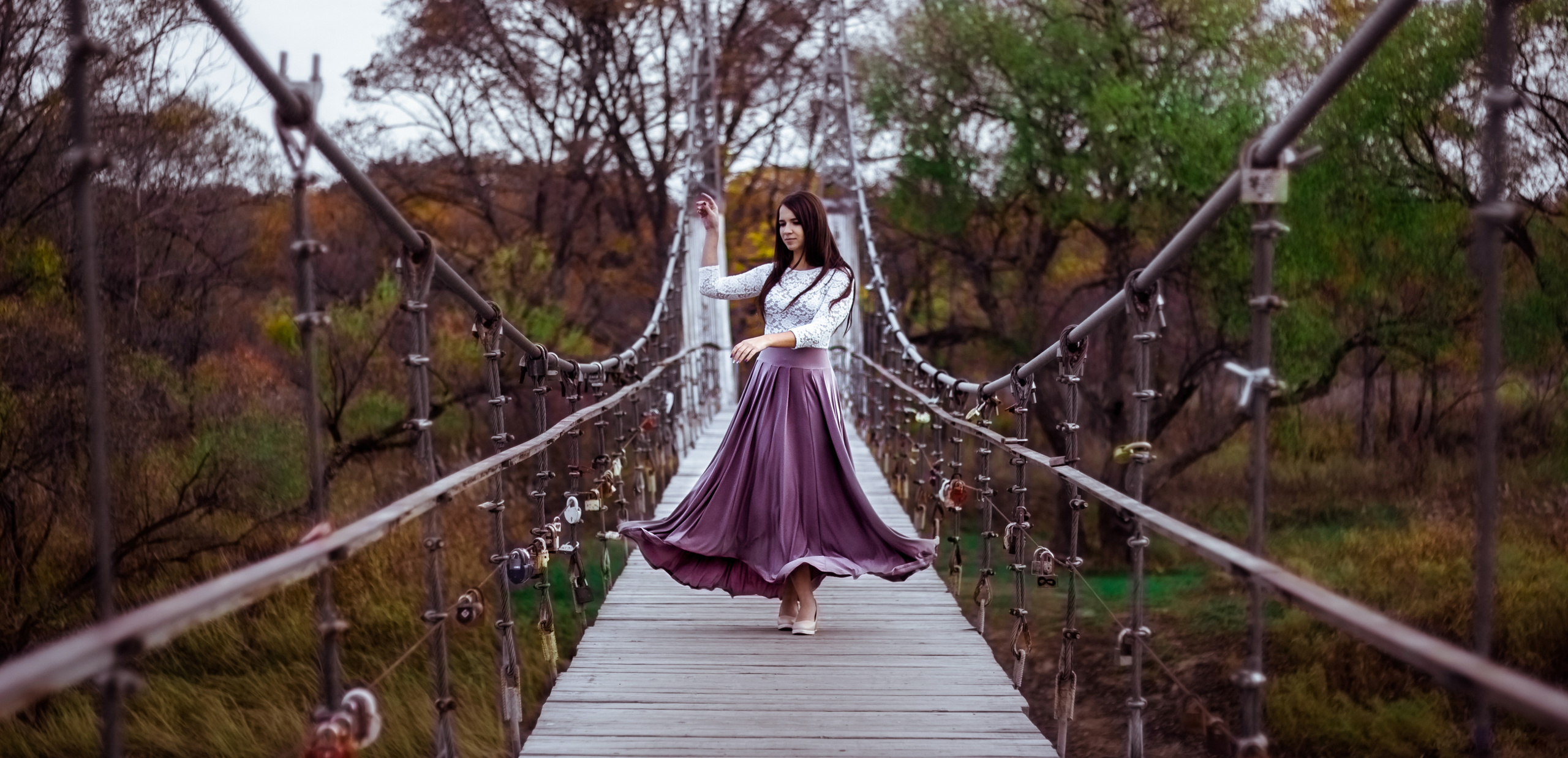 Девушка танцует на подвесном мосту. Стильный фотограф Владивосток