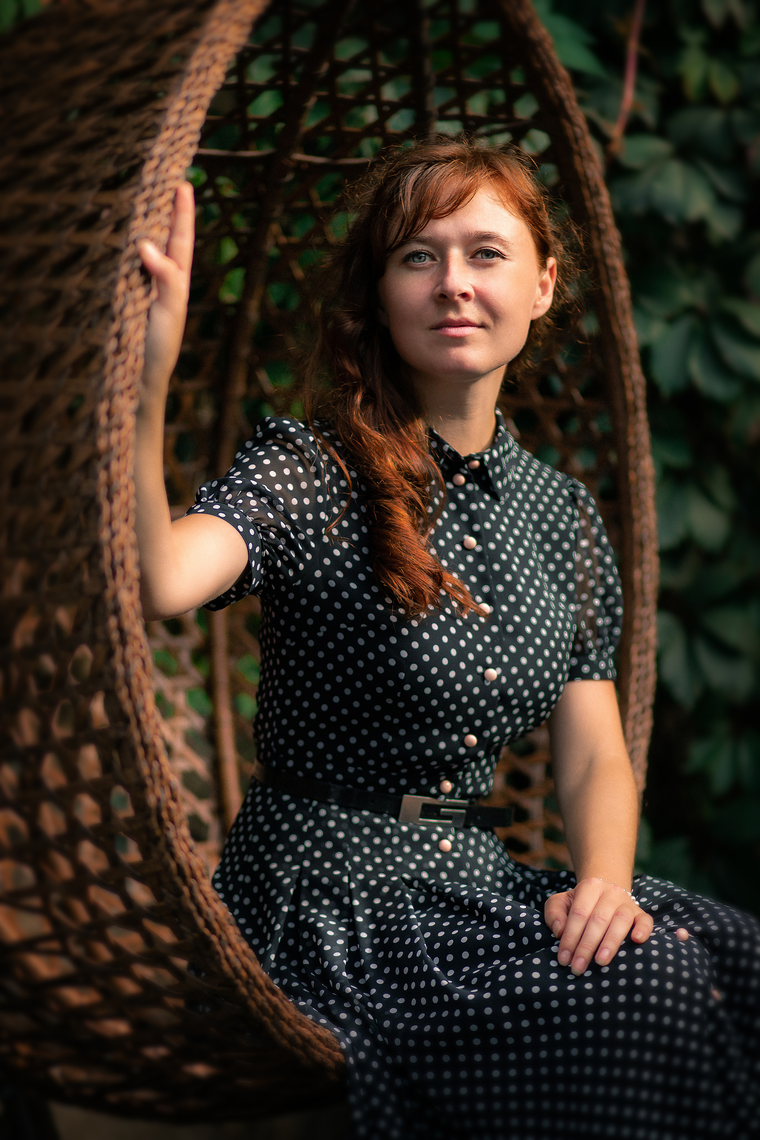 Рыжая девушка на плетённых качелях фотосессия во Владивостоке