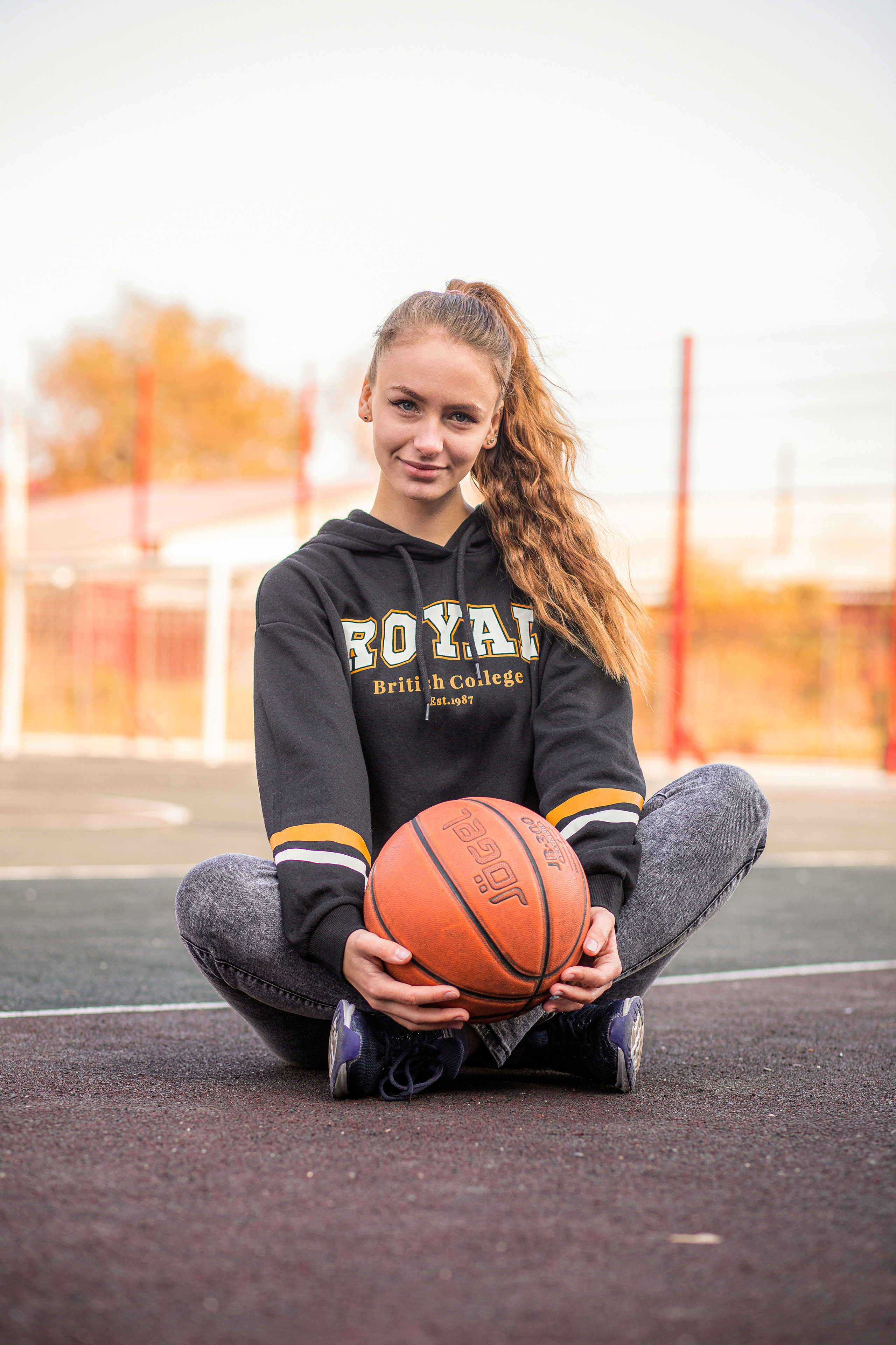 Школьная фотография спортивная девушка с мячом. Фотосессия в Спасске-Дальнем