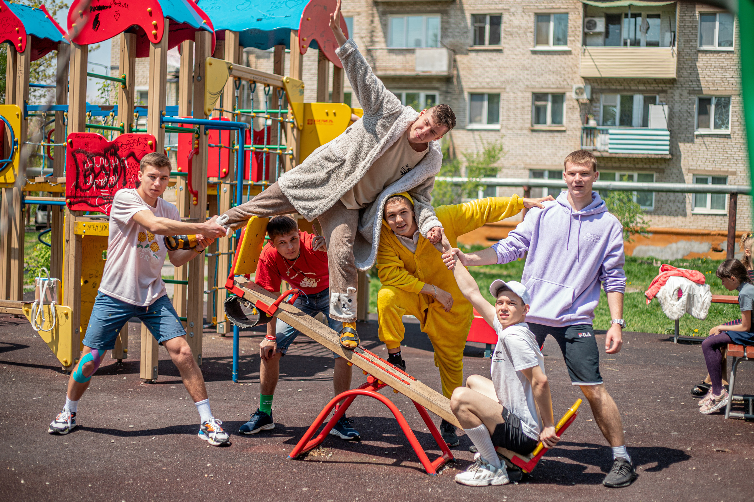 Школьная фотография день детства парни заняли качелю