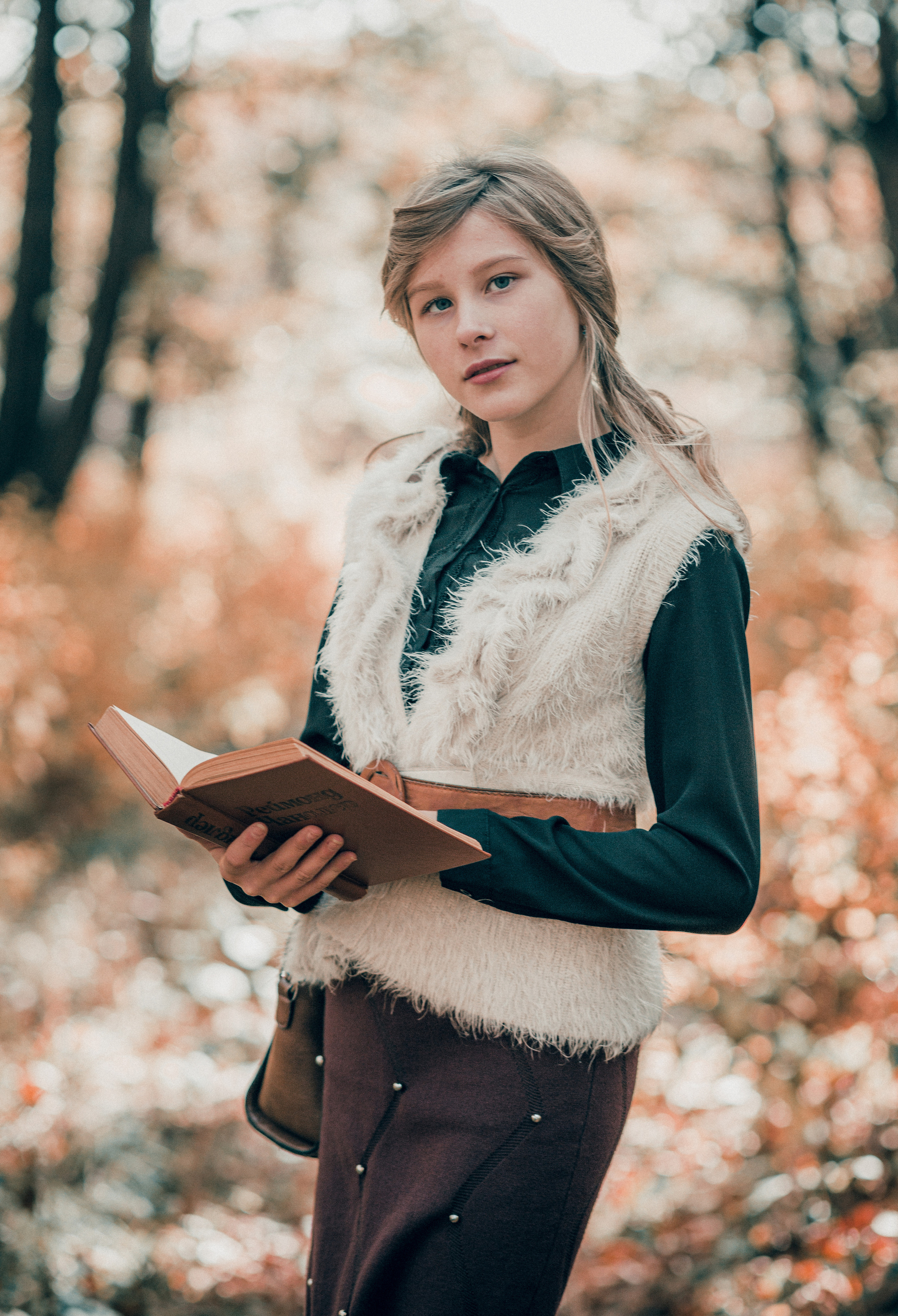 Школьная фотография читает книгу на природе. Фотосессия Находка