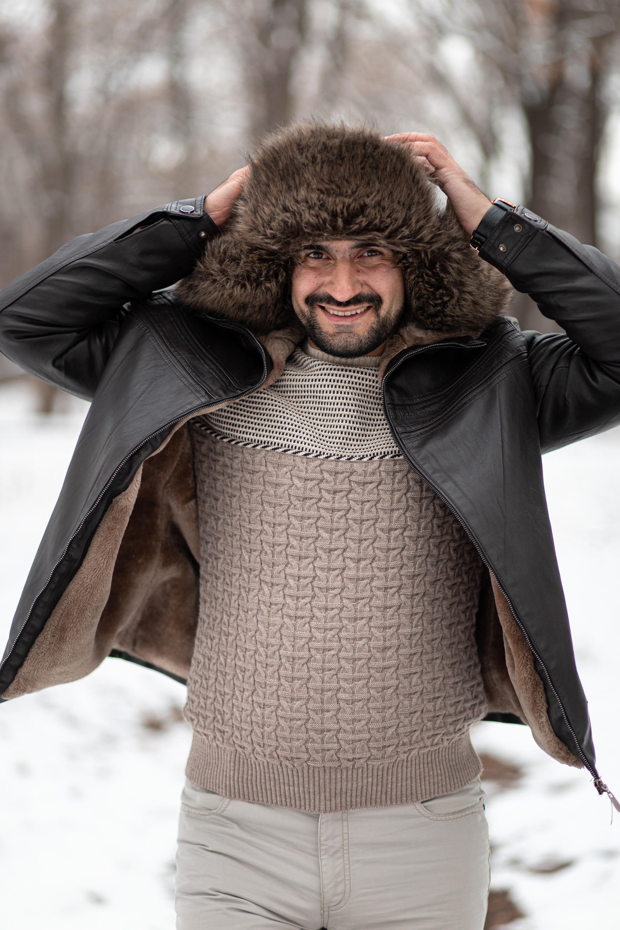 Зимняя мужская фотография мужчина армянин поправляет шляпу идёт по парку Владивосток