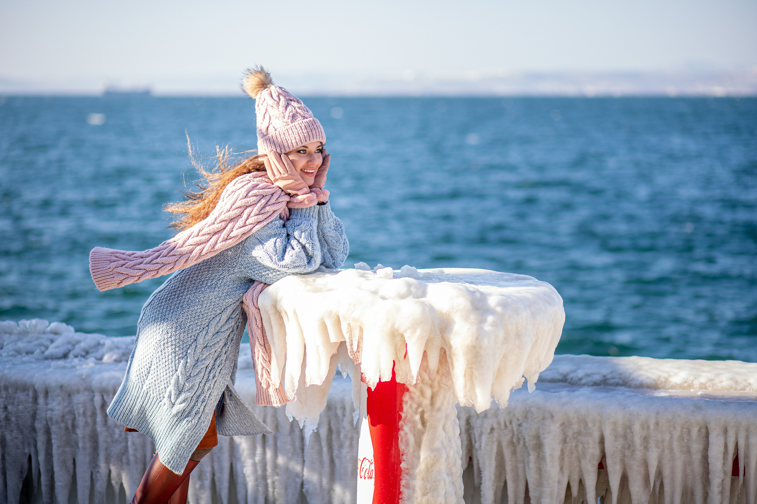 Девушка на фоне моря в вязаной тунике шарфе и шапке. Зимняя фотопрогулка, фотограф Иван Тарасов