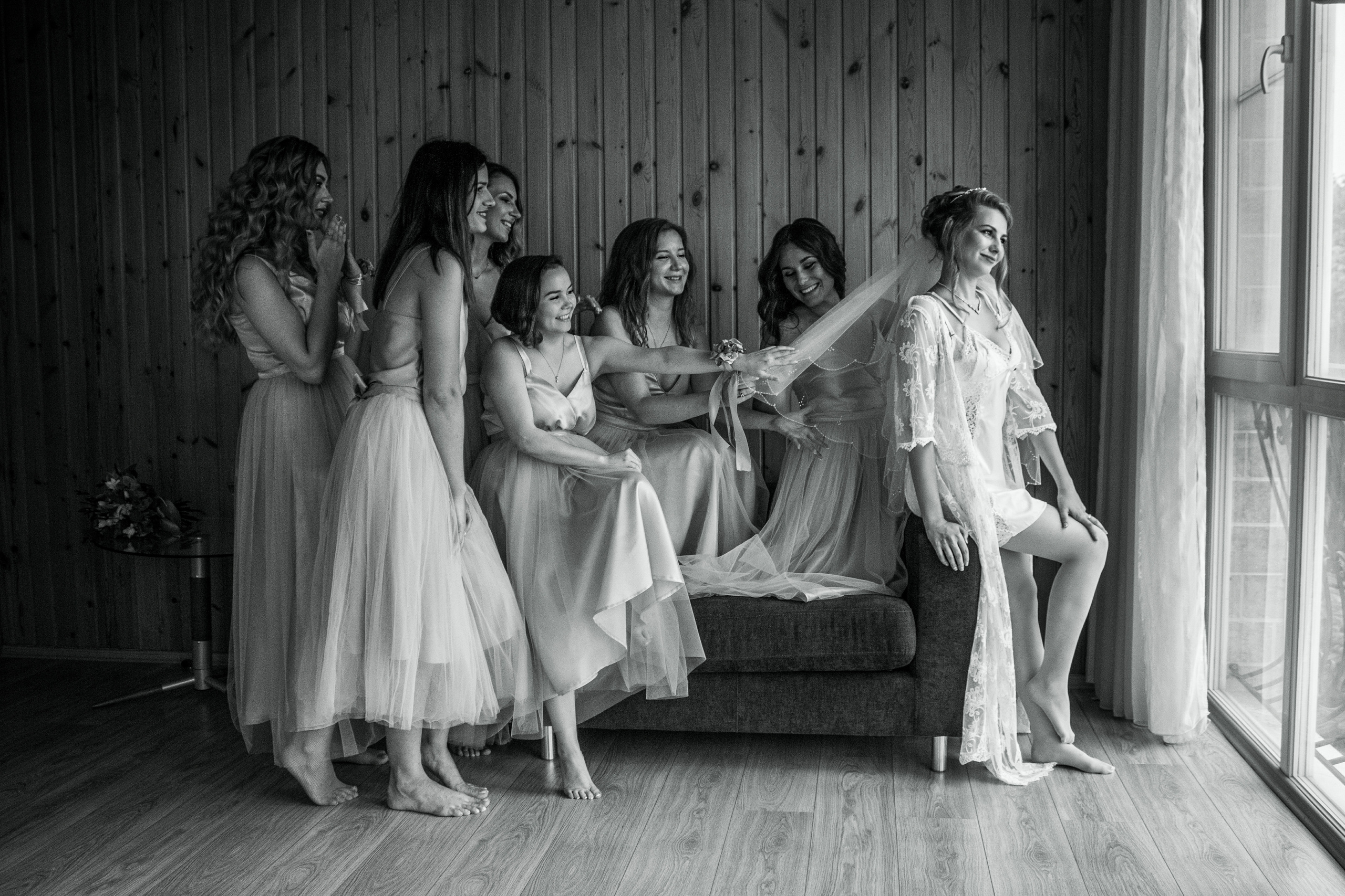 Чёрно-белая свадебная фотография сборы невесты Белый лебедь во Владивостоке