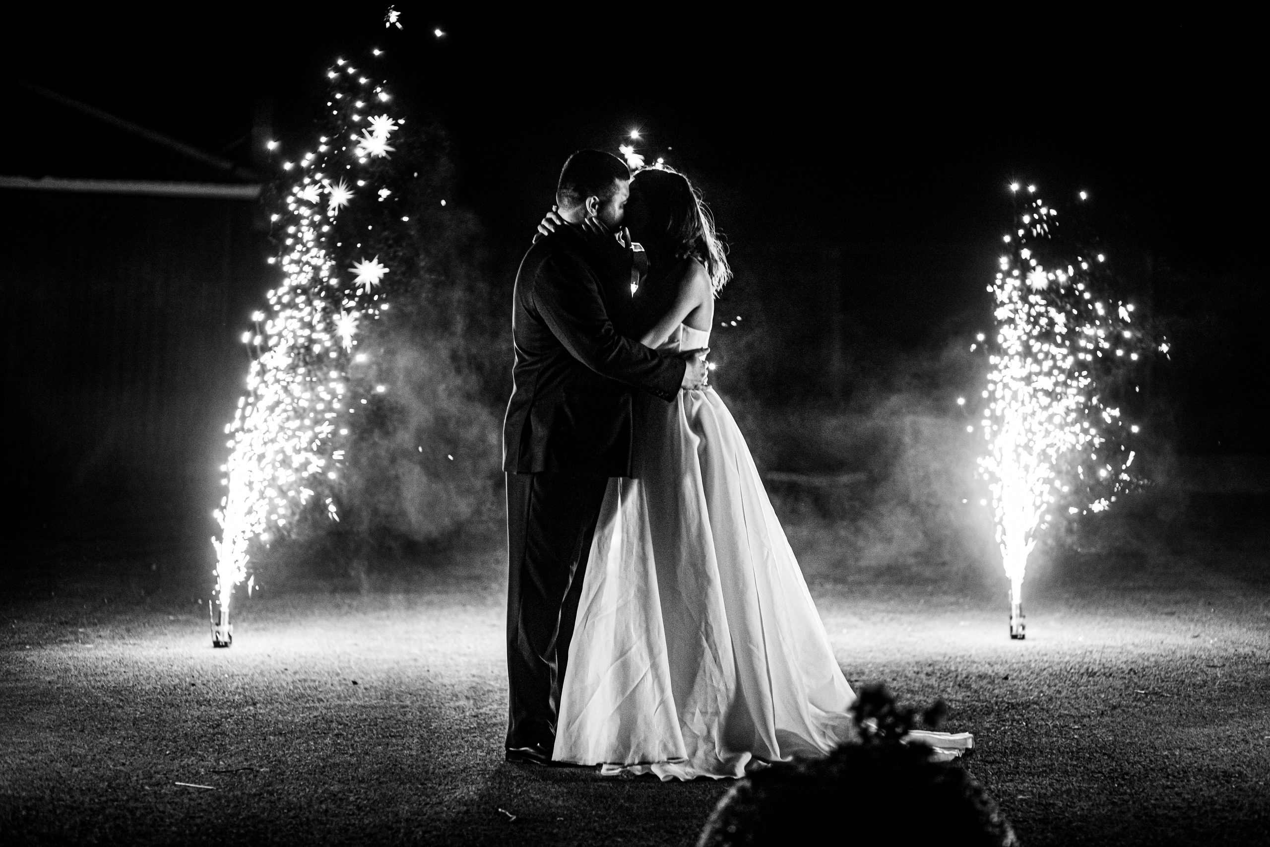 Поцелуй молодожёнов в ночи чёрно-белая фотография. Иван Тарасов свадебный фотограф
