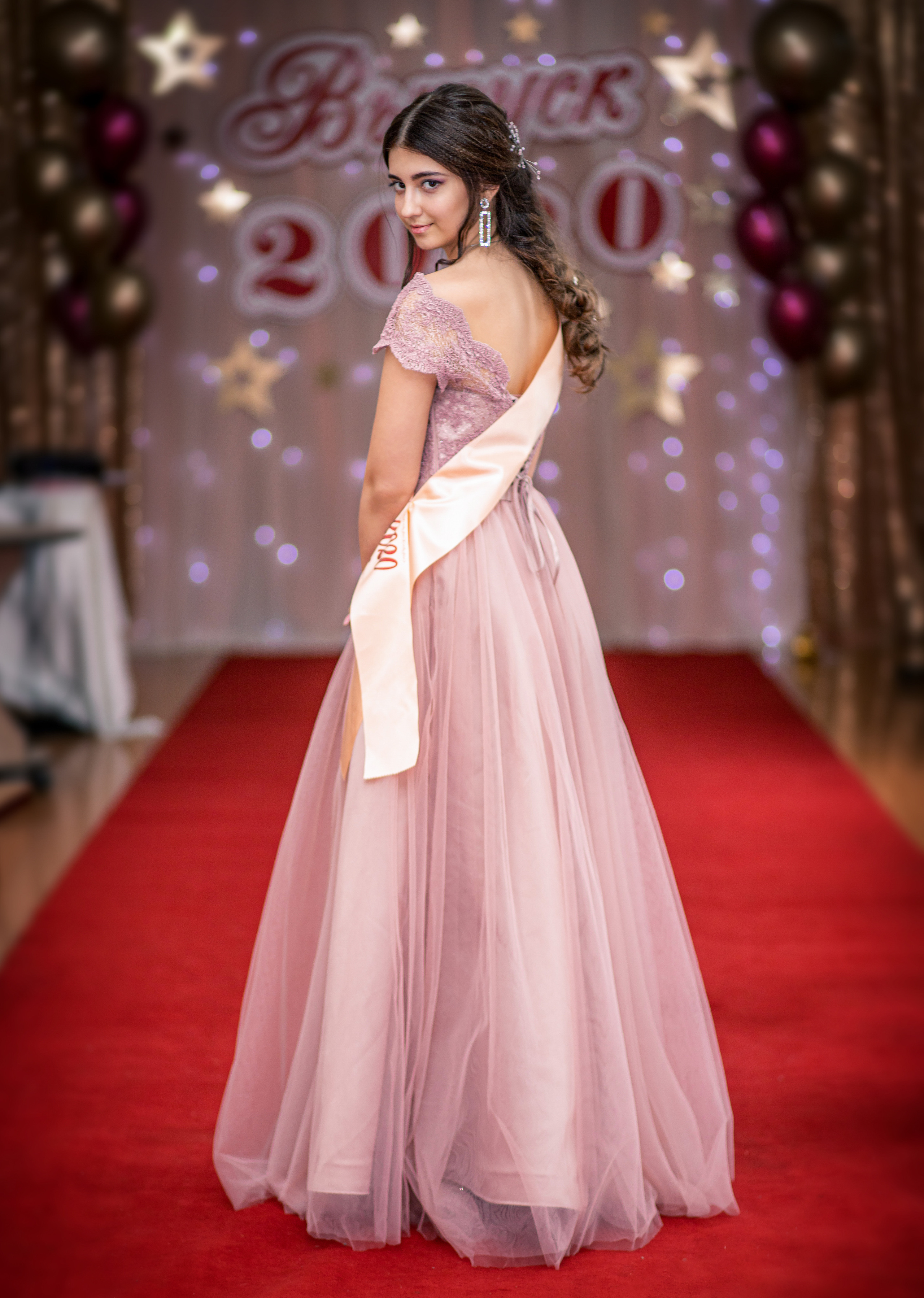 Школьная фотография на выпускном на красной дорожке в розовом платье. Владивосток