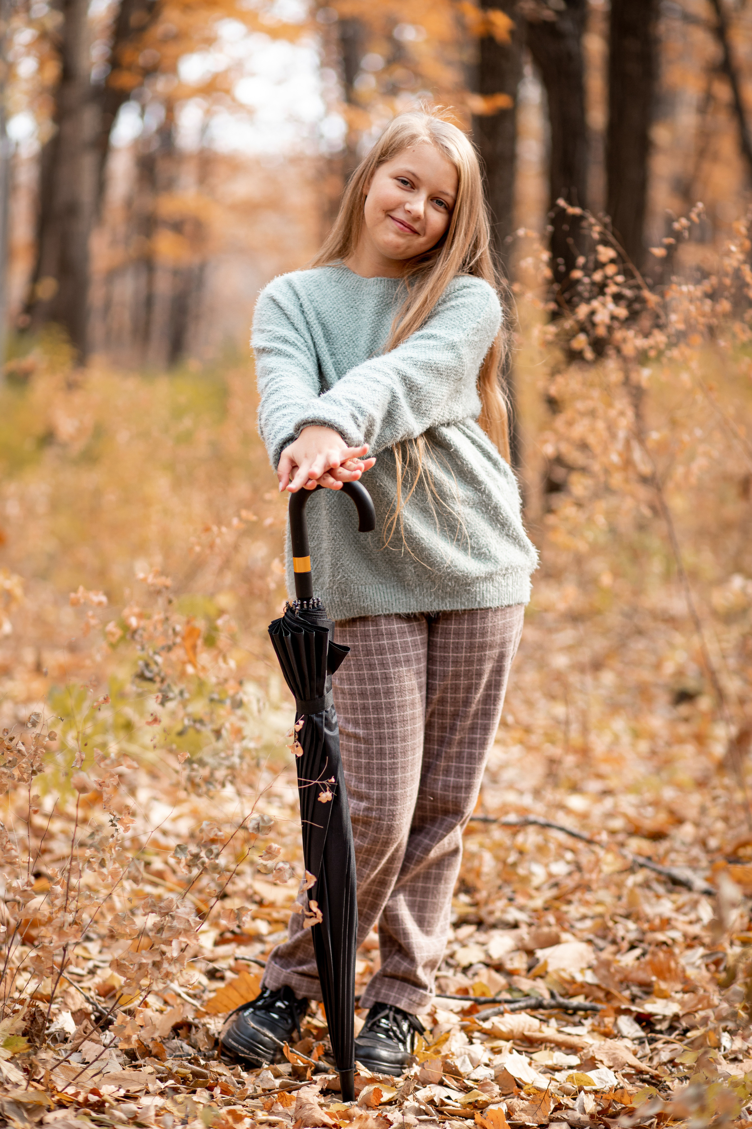 Девочка с зонтиком в осеннем лесу. Спасск-Дальний