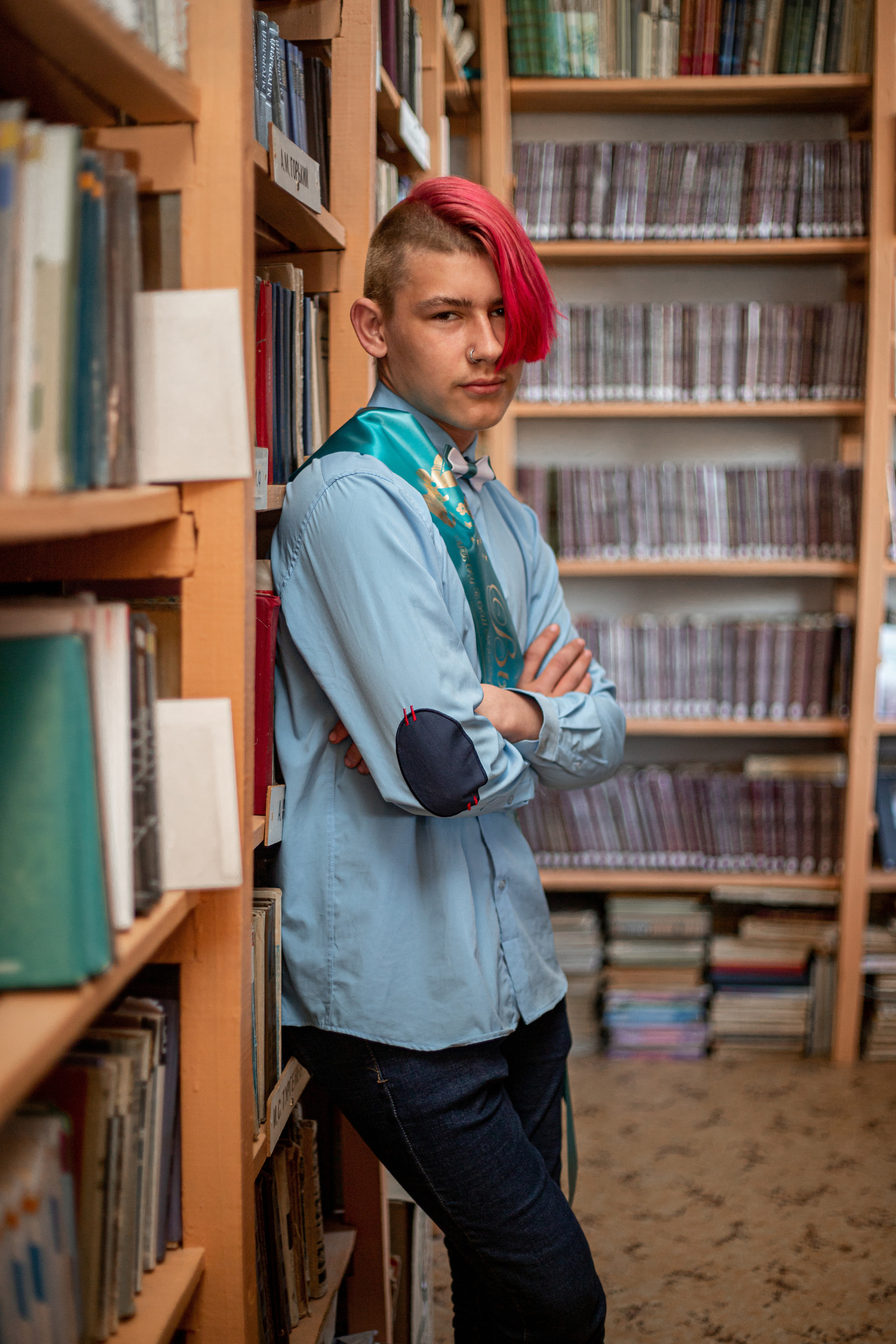 Школьная фотография неформал в библиотеке