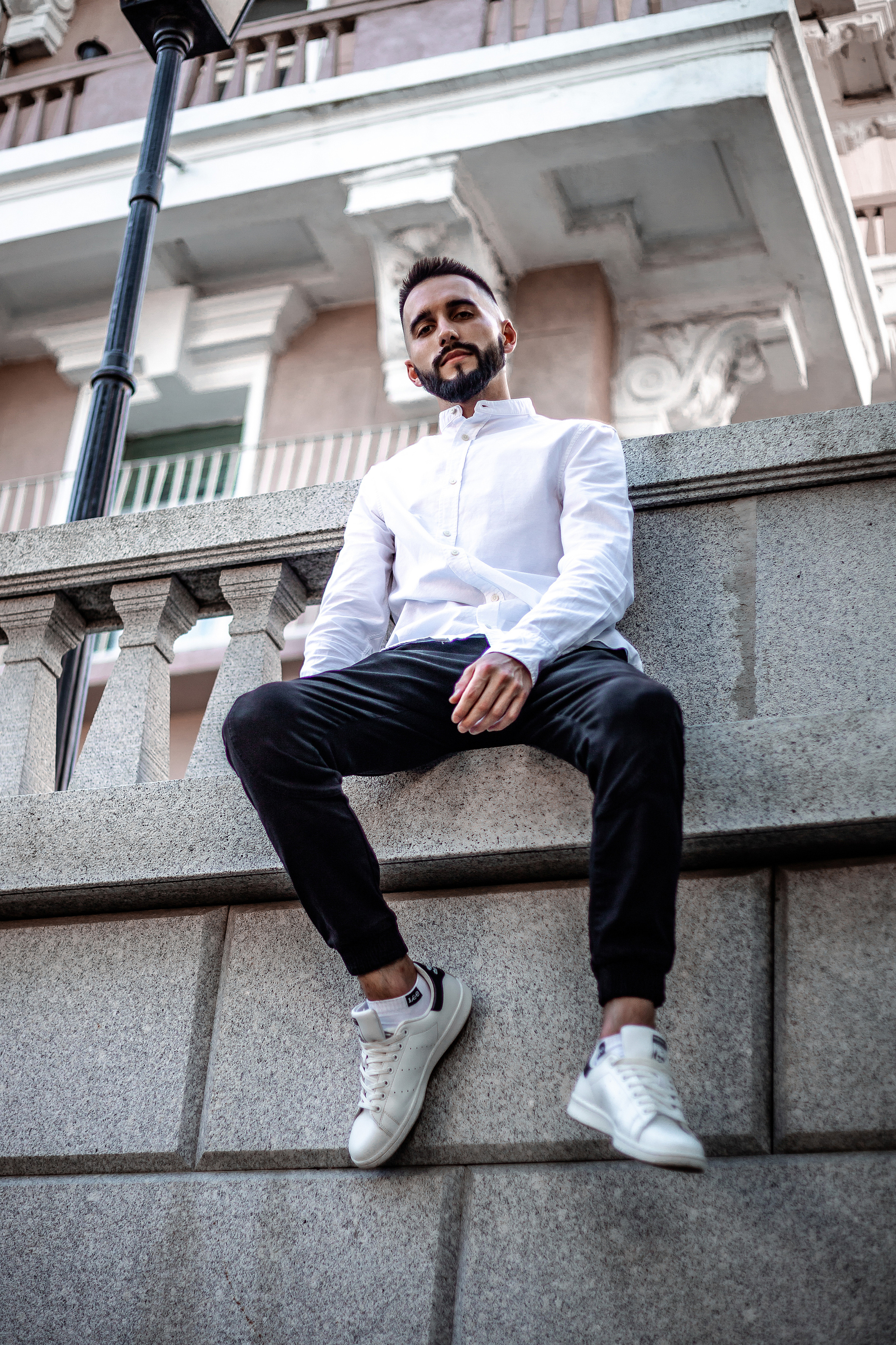 Стильная мужская фотография во Владивостоке серая лошадь бородатый парень в белой рубашке