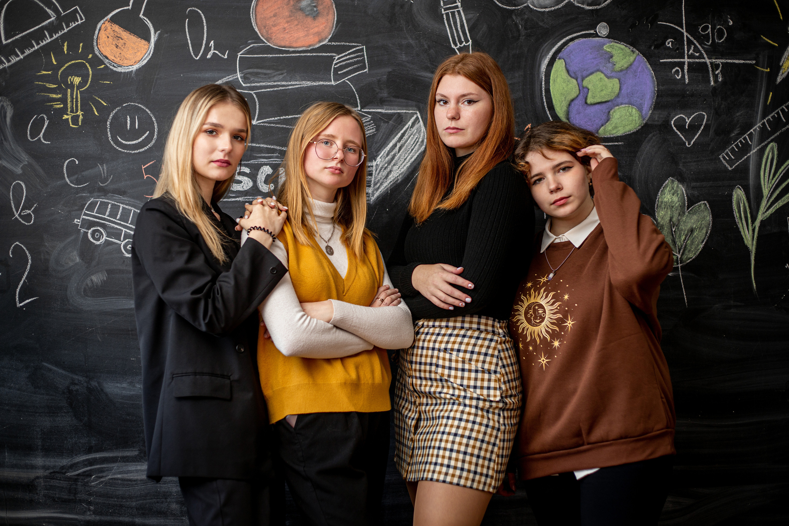 Школьная фотография рыжий цвет в на фоне доски. Школьный фотограф во Владивостоке